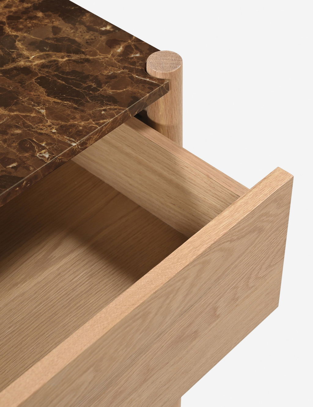 Table de chevet - La table de chevet Barbeau offre une silhouette épurée dans un mélange de matériaux luxueux.