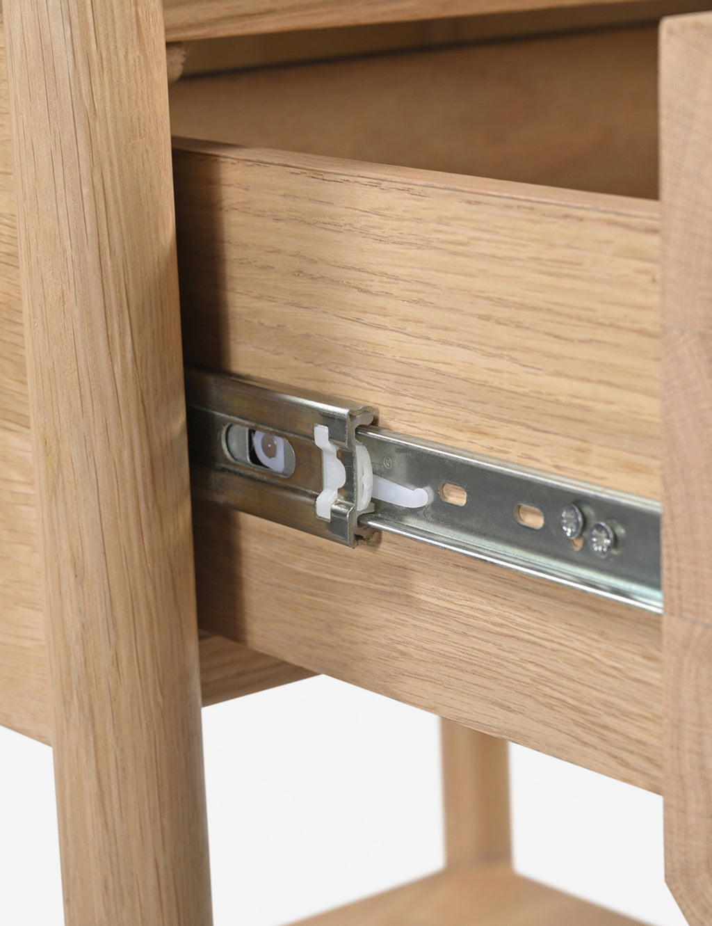 Table de chevet - La table de chevet Barbeau offre une silhouette épurée dans un mélange de matériaux luxueux.