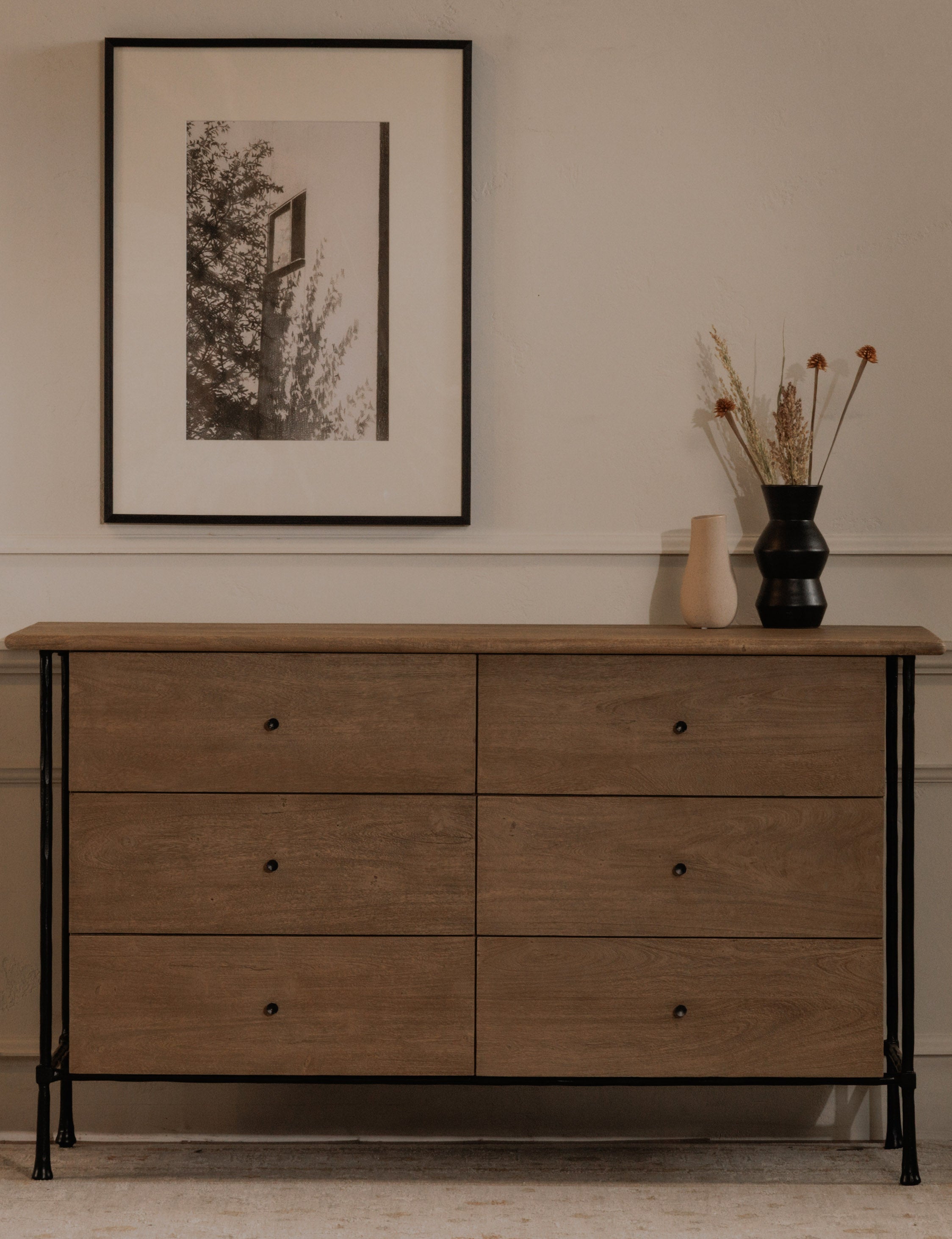 Commode - La commode associe un grain de bois chaleureux à une base en métal épurée pour un look qui équilibre le charme rustique et une touche industrielle