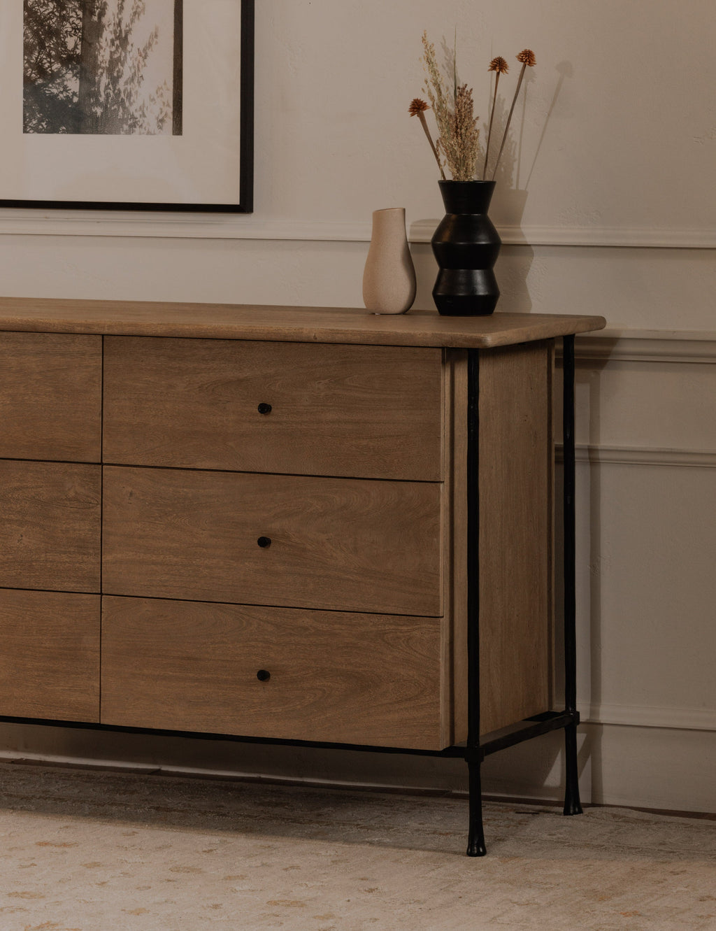 Commode - La commode associe un grain de bois chaleureux à une base en métal épurée pour un look qui équilibre le charme rustique et une touche industrielle