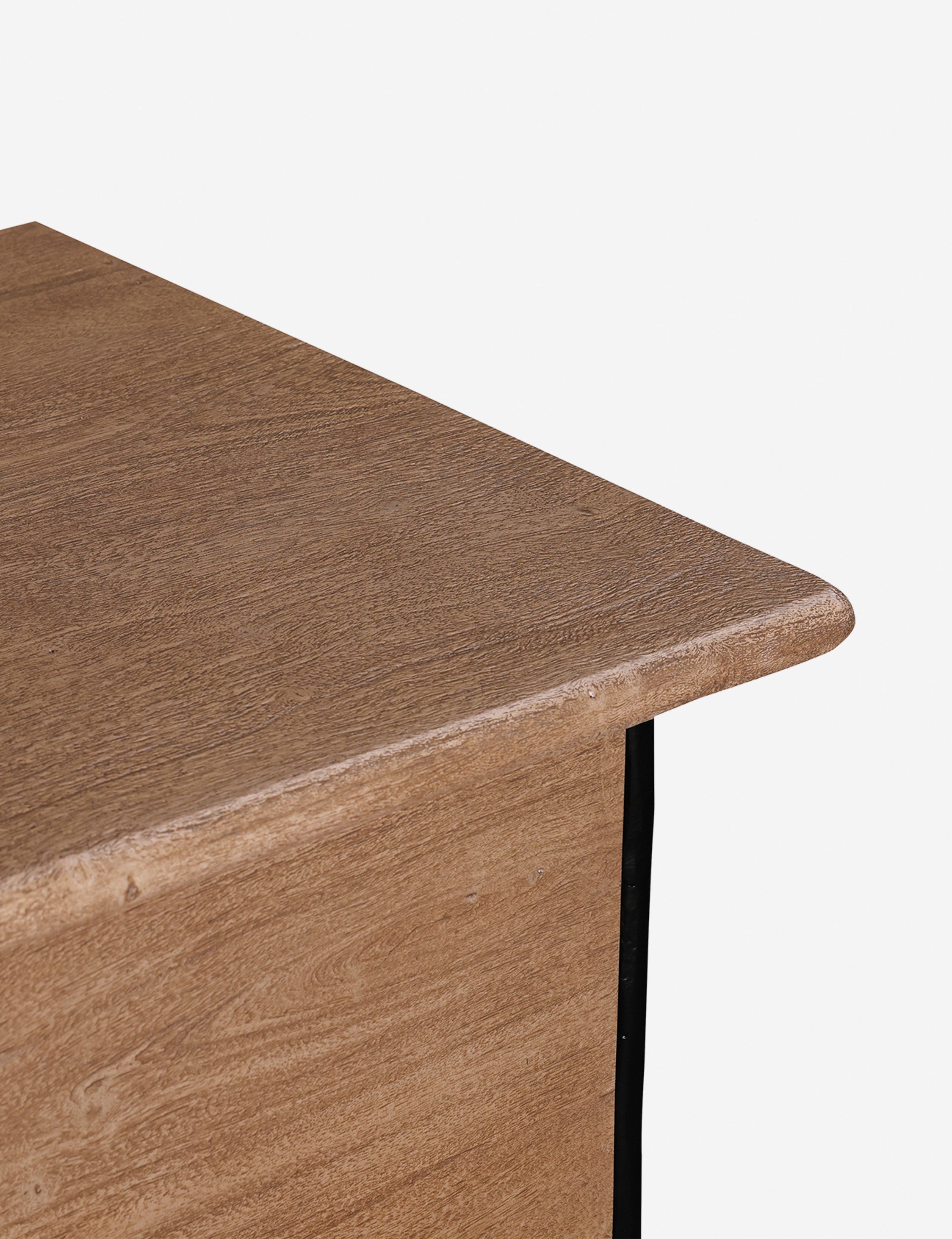 Commode - La commode associe un grain de bois chaleureux à une base en métal épurée pour un look qui équilibre le charme rustique et une touche industrielle