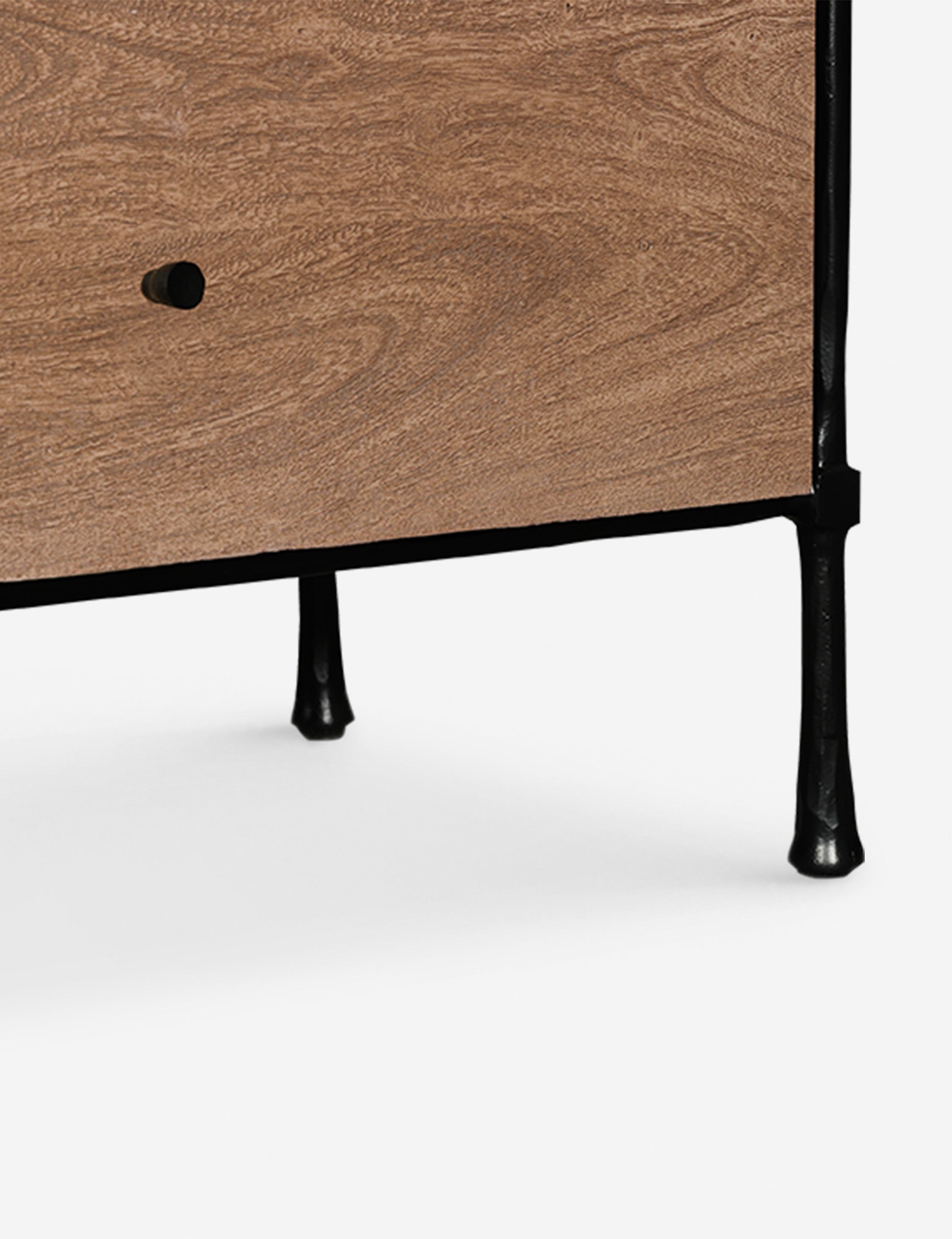 Commode - La commode associe un grain de bois chaleureux à une base en métal épurée pour un look qui équilibre le charme rustique et une touche industrielle
