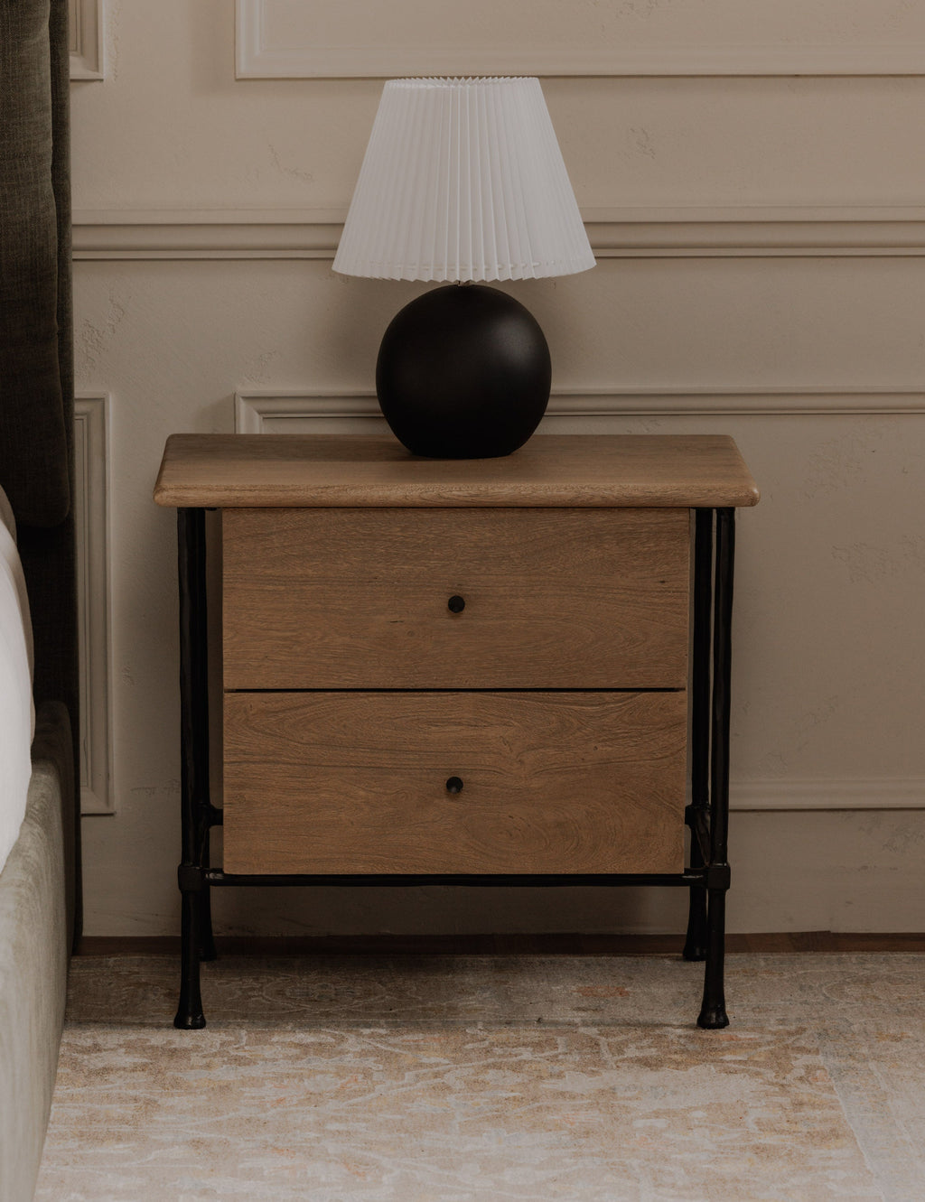 Table de chevet - La table de chevet Adley associe les tons chaleureux du bois veiné à une base métallique élégante pour un look qui équilibre charme rustique et touche industrielle.