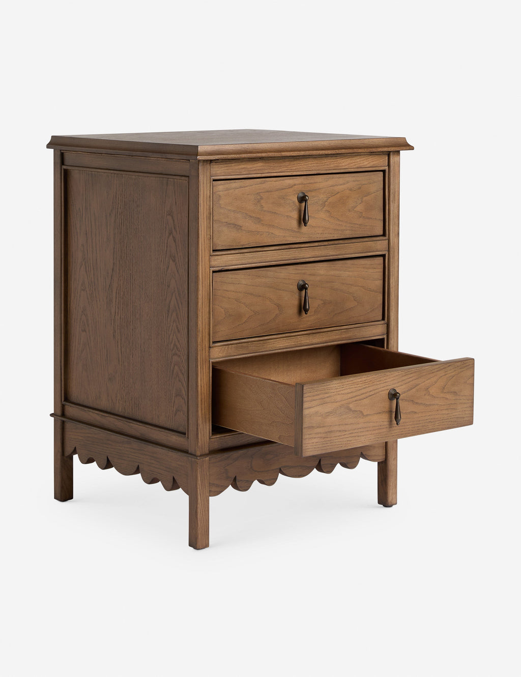 Table de chevet - Un tablier chantourné apporte une touche espiègle à la table de chevet de la collection exclusive pour Lulu and Georgia