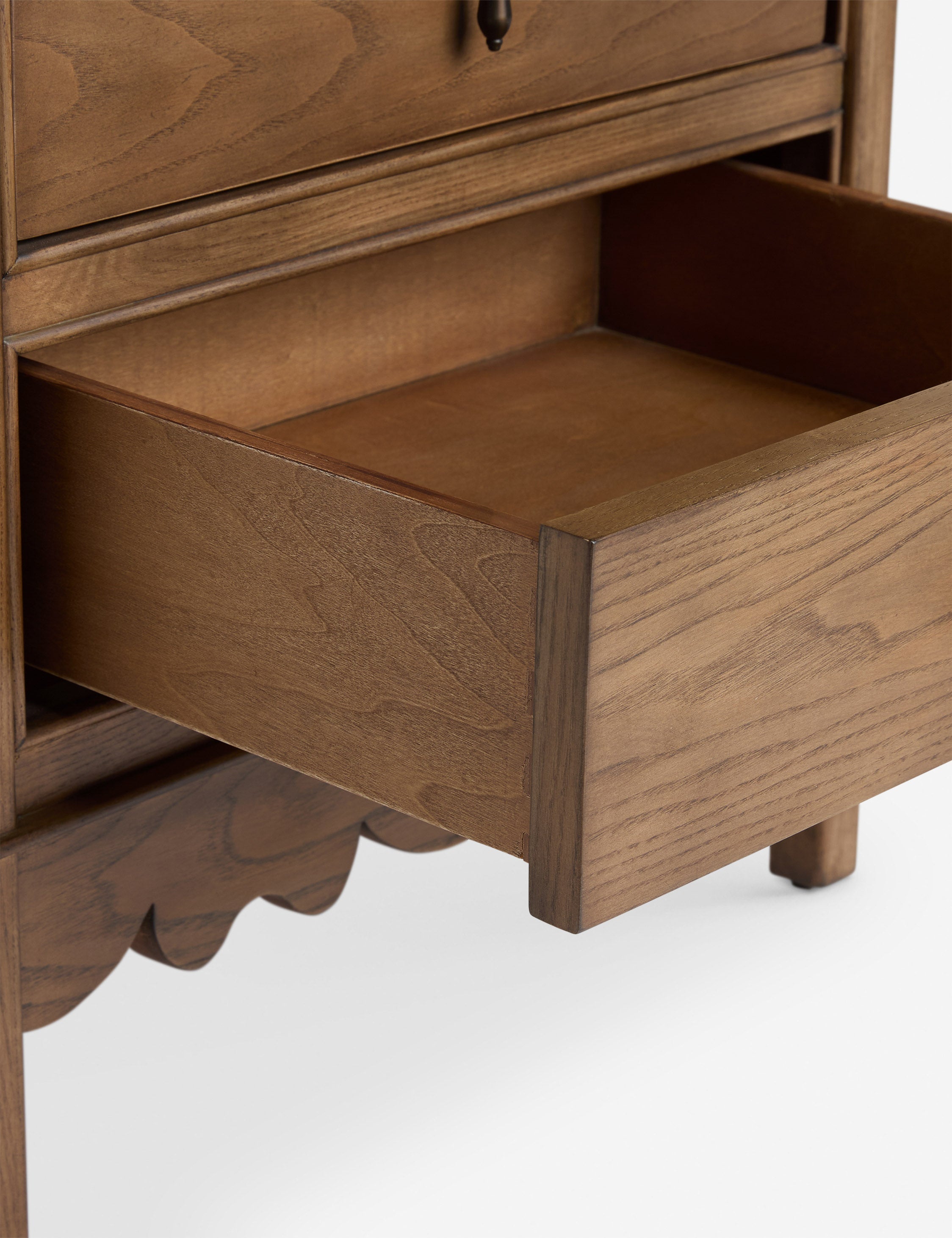 Table de chevet - Un tablier chantourné apporte une touche espiègle à la table de chevet de la collection exclusive pour Lulu and Georgia