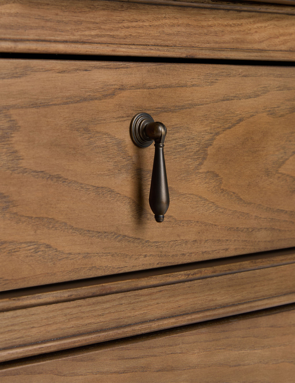 Table de chevet - Un tablier chantourné apporte une touche espiègle à la table de chevet de la collection exclusive pour Lulu and Georgia