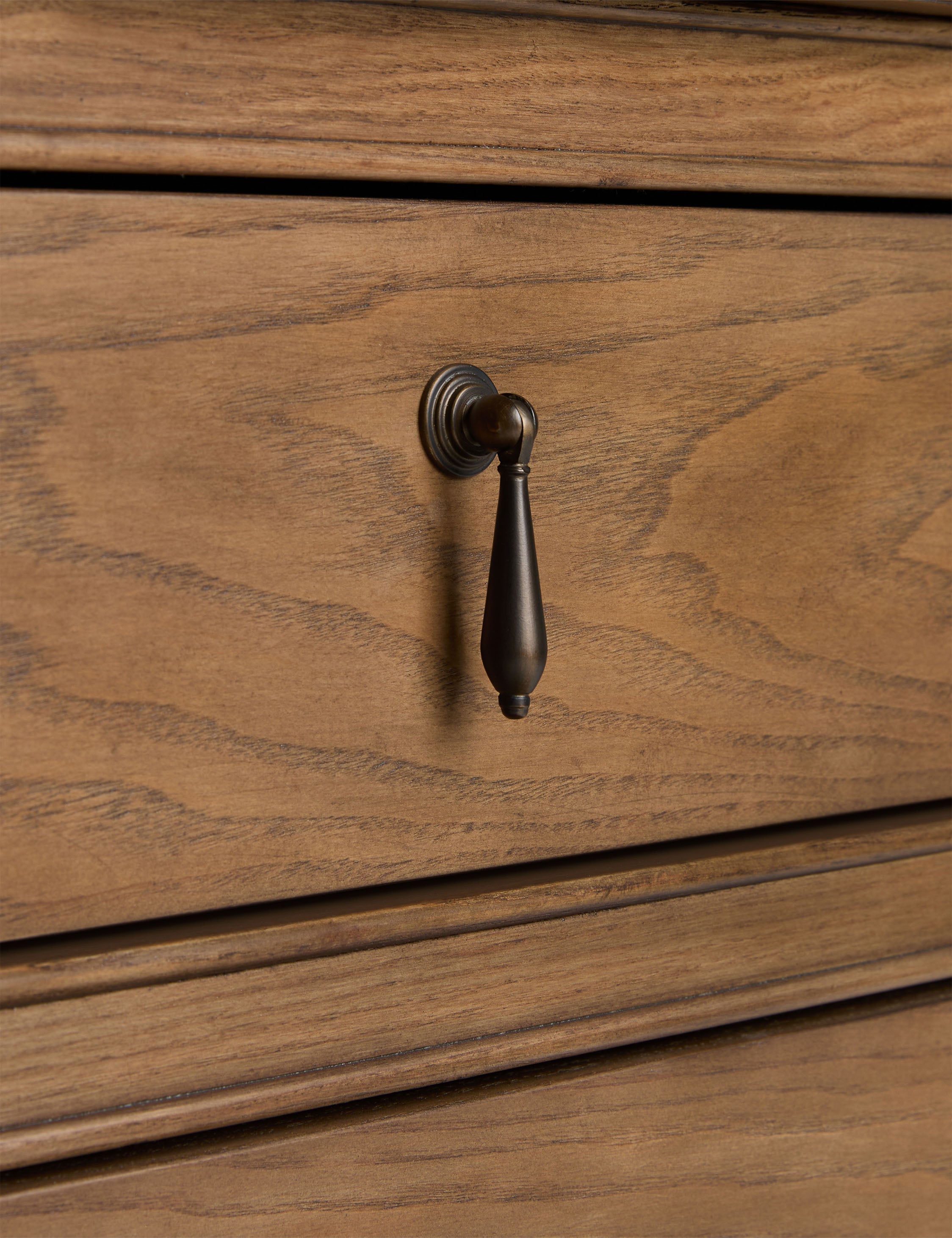 Table de chevet - Un tablier chantourné apporte une touche espiègle à la table de chevet de la collection exclusive pour Lulu and Georgia
