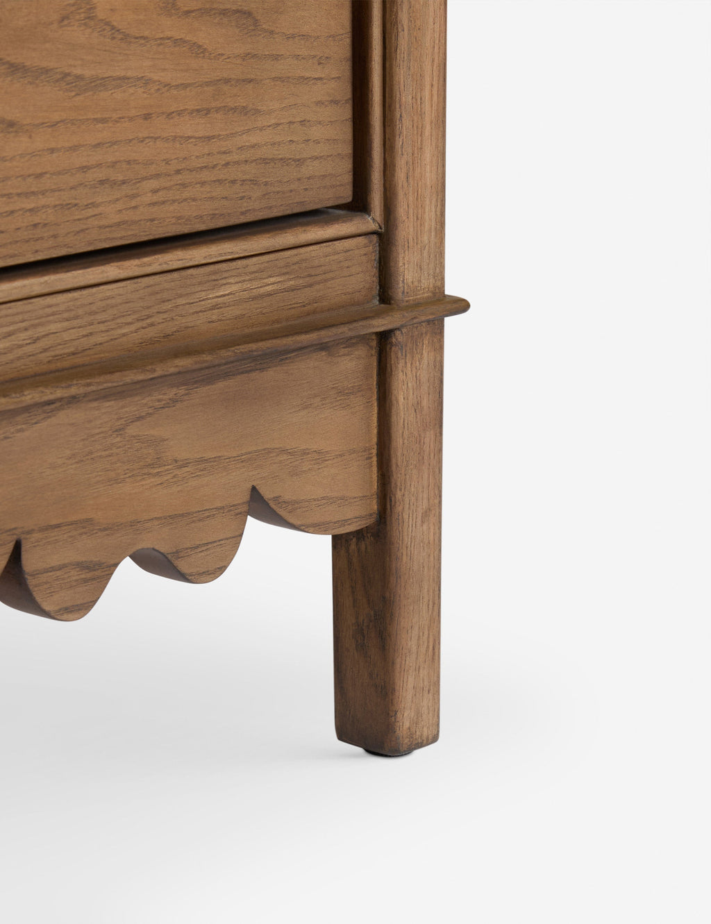 Table de chevet - Un tablier chantourné apporte une touche espiègle à la table de chevet de la collection exclusive pour Lulu and Georgia