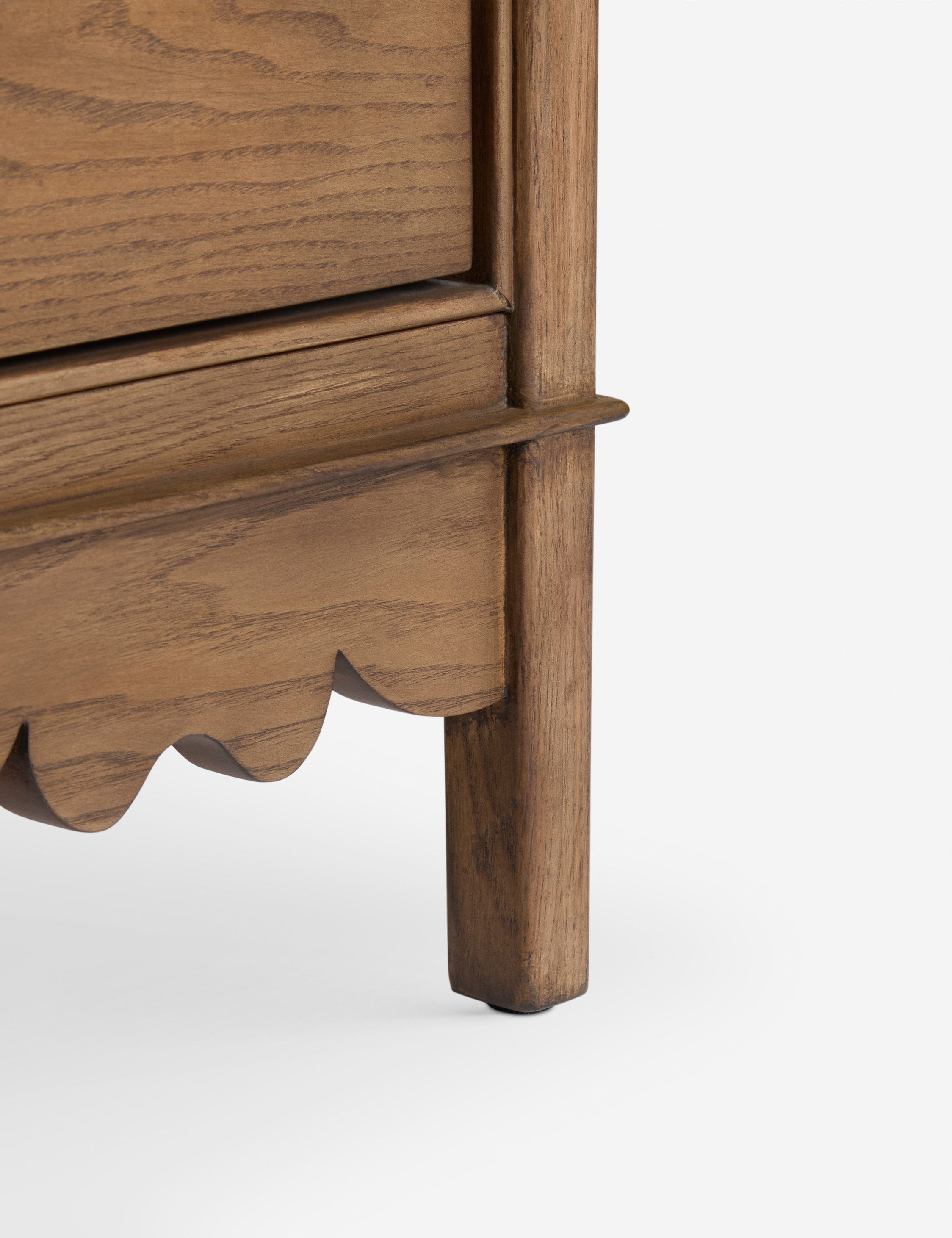 Table de chevet - Un tablier chantourné apporte une touche espiègle à la table de chevet de la collection exclusive pour Lulu and Georgia