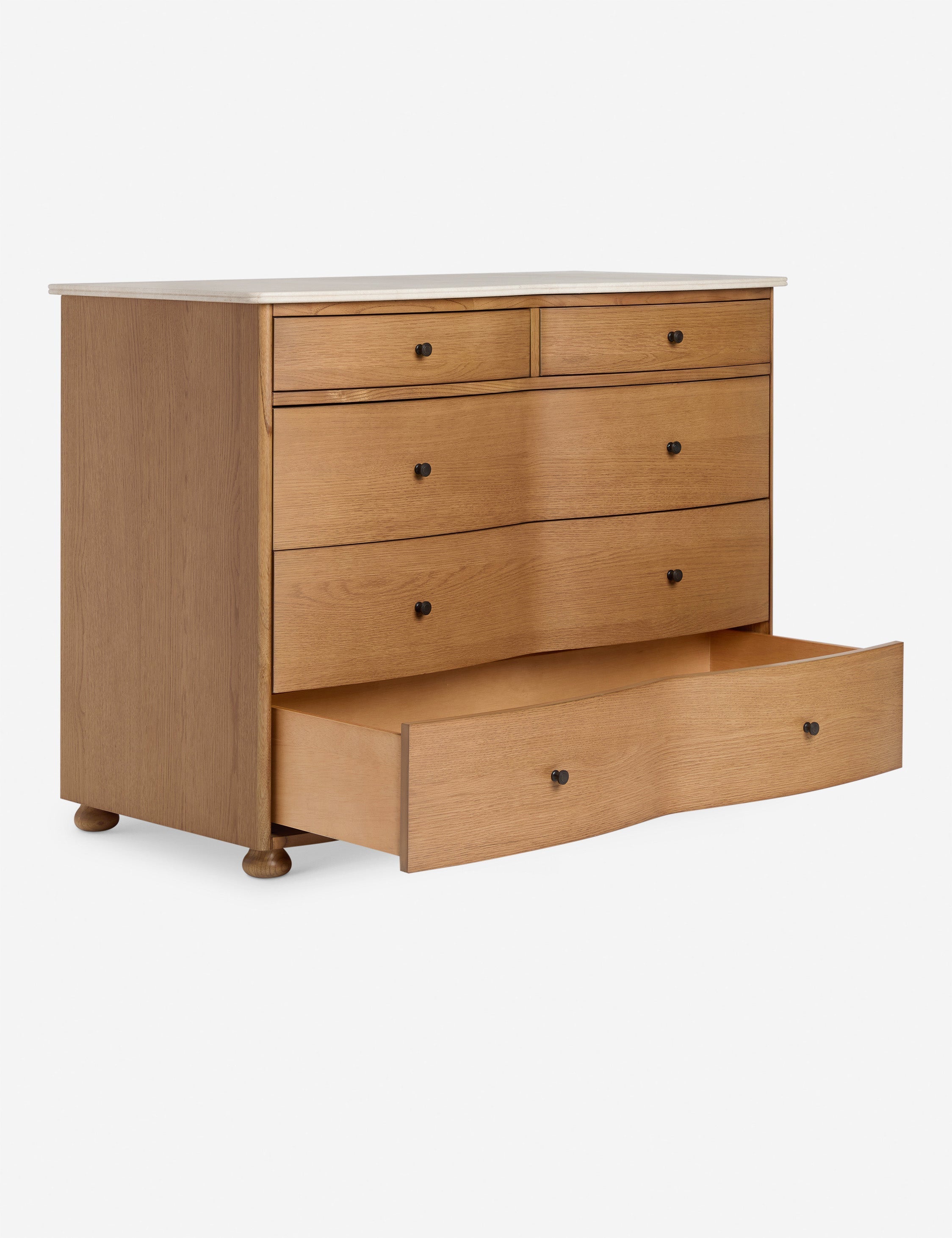 Commode - Dans un véritable style campagnard anglais, la commode de la collection exclusive pour Lulu and Georgia offre une structure en bois épurée