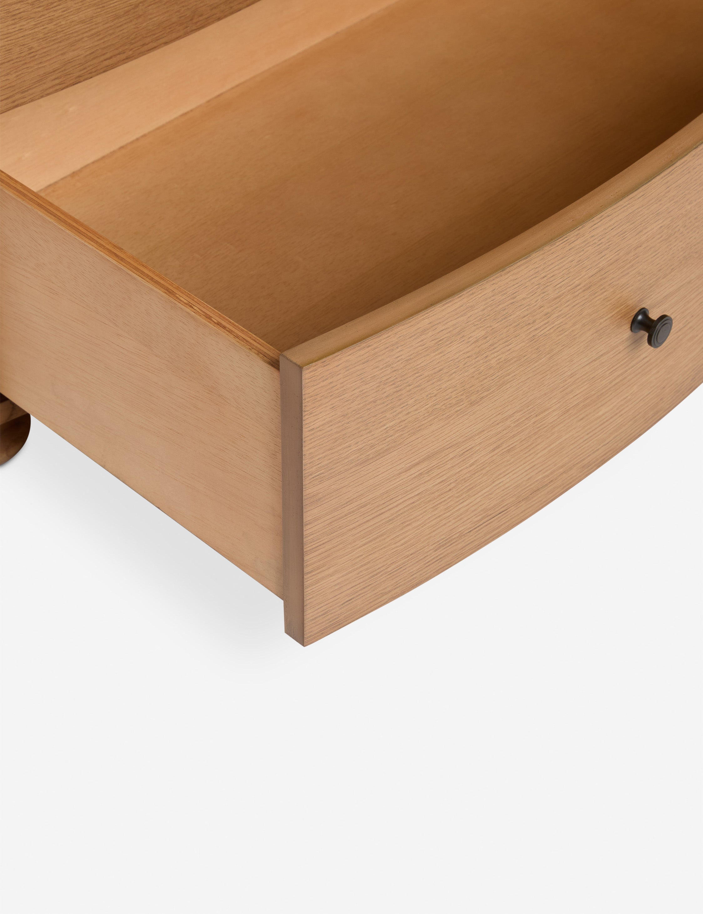 Commode - Dans un véritable style campagnard anglais, la commode de la collection exclusive pour Lulu and Georgia offre une structure en bois épurée