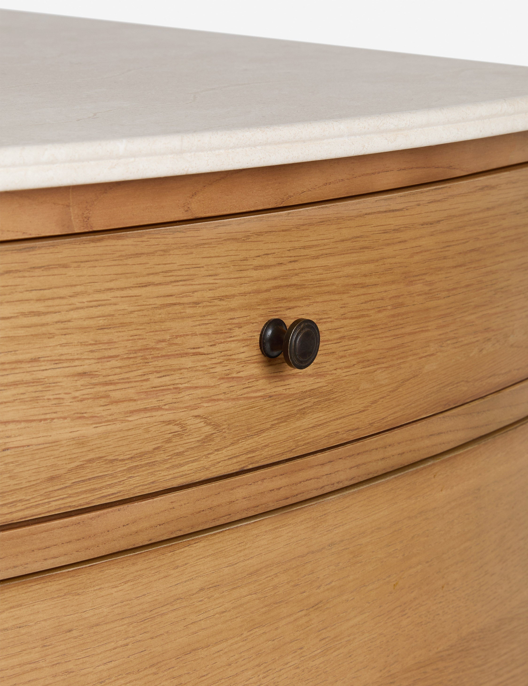 Commode - Dans un véritable style campagnard anglais, la commode de la collection exclusive pour Lulu and Georgia offre une structure en bois épurée