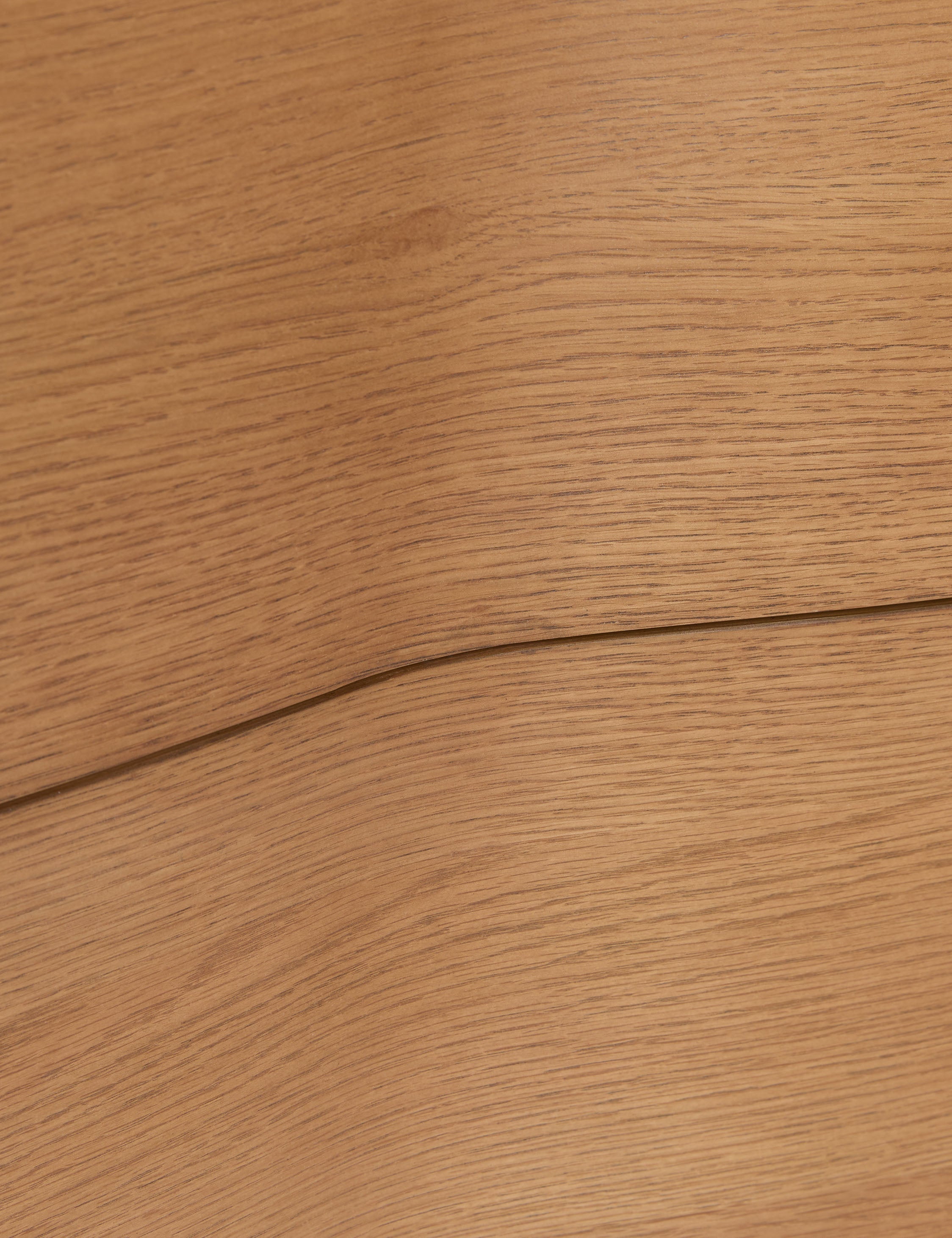 Commode - Dans un véritable style campagnard anglais, la commode de la collection exclusive pour Lulu and Georgia offre une structure en bois épurée