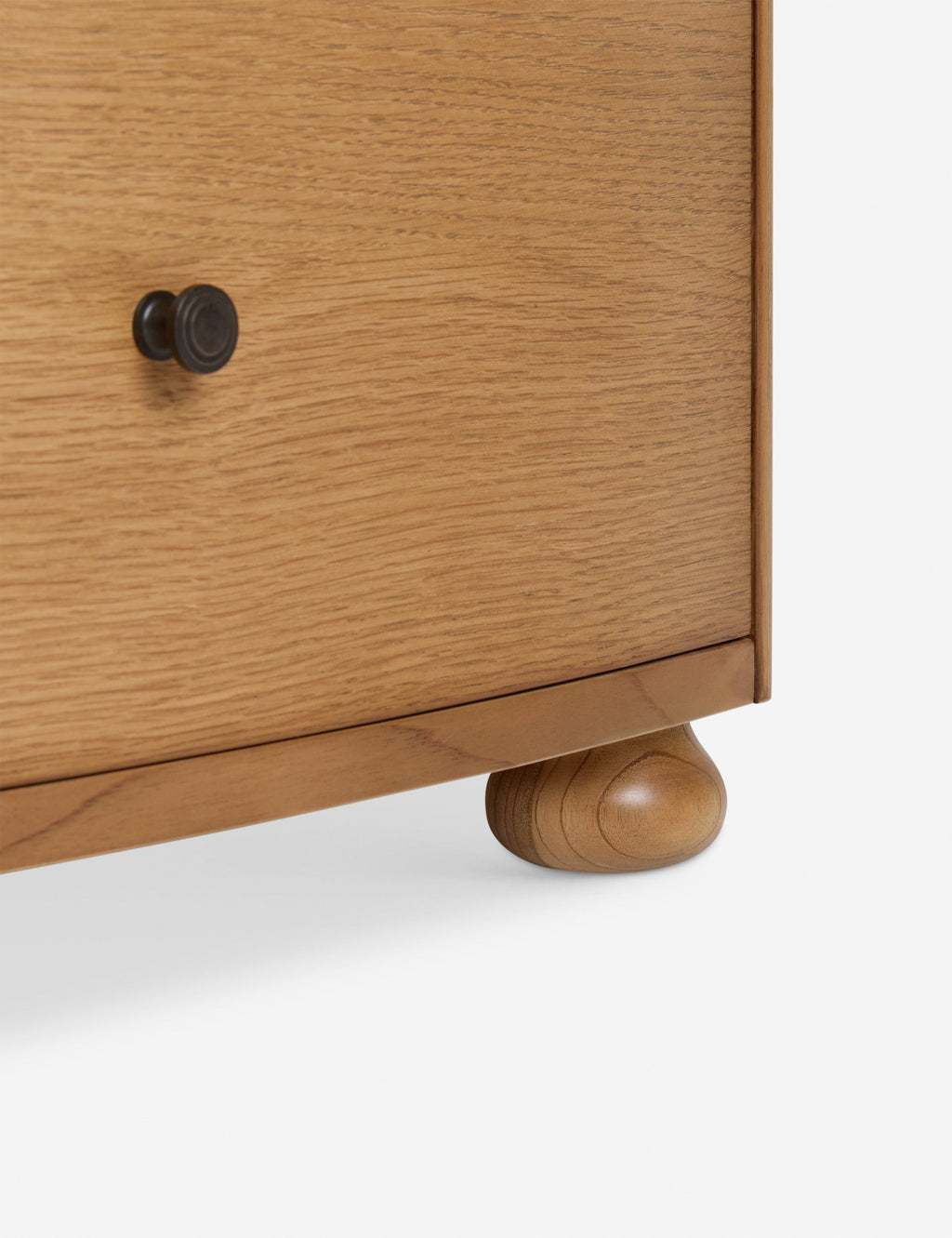 Commode - Dans un véritable style campagnard anglais, la commode de la collection exclusive pour Lulu and Georgia offre une structure en bois épurée
