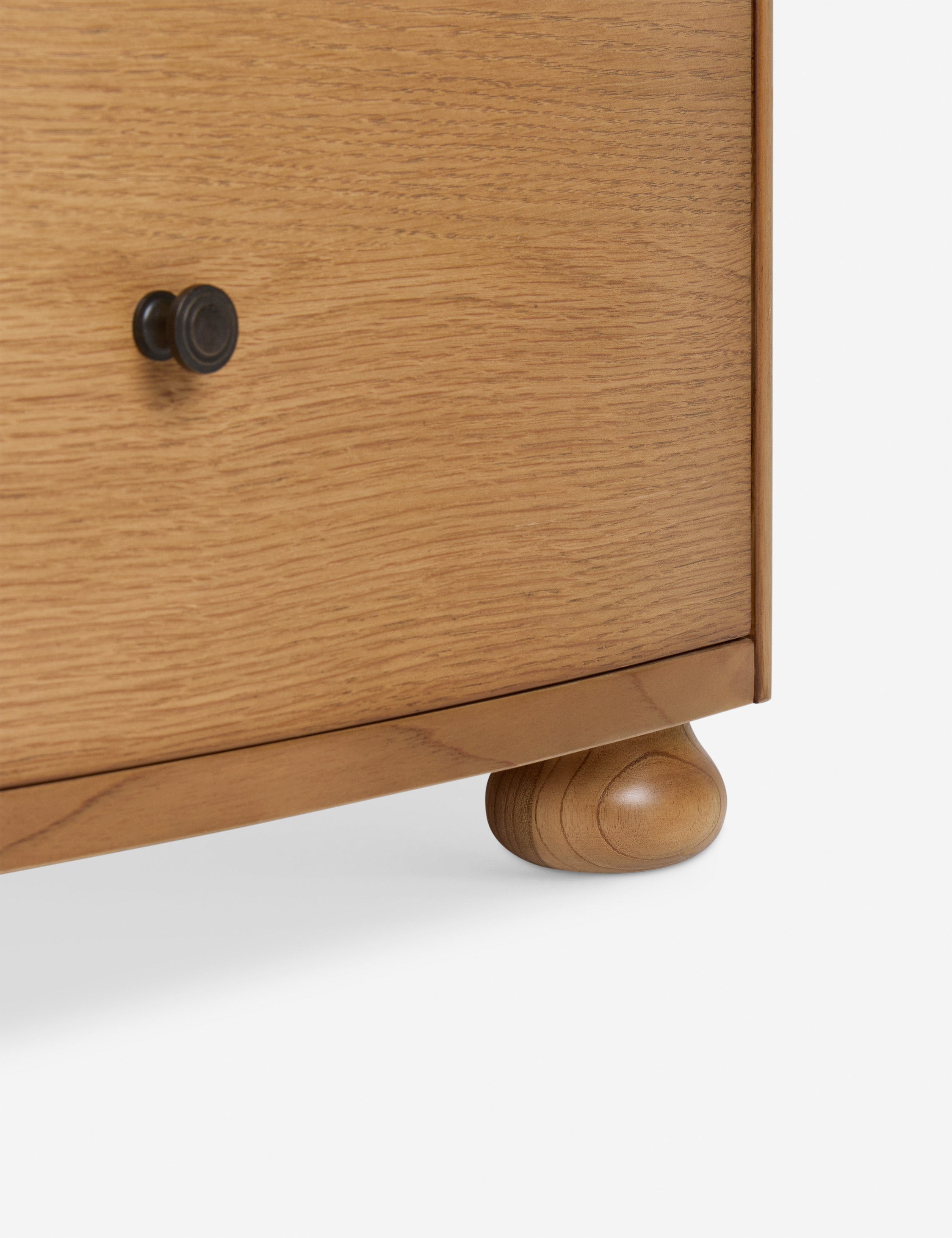 Commode - Dans un véritable style campagnard anglais, la commode de la collection exclusive pour Lulu and Georgia offre une structure en bois épurée