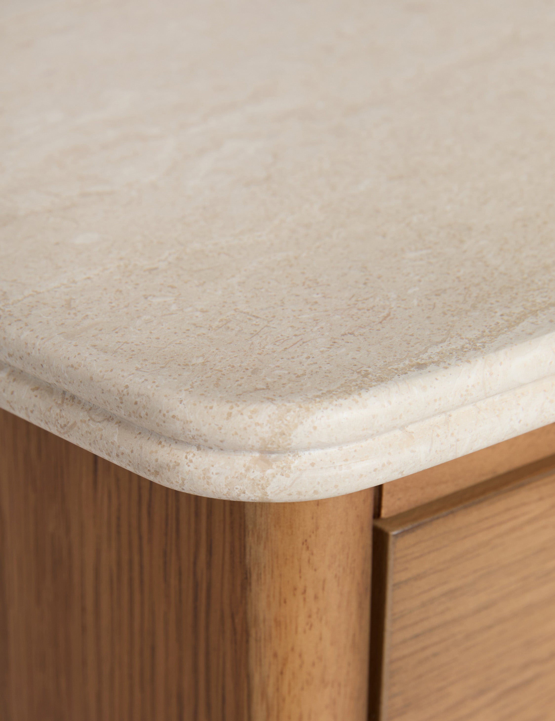 Commode - Dans un véritable style campagnard anglais, la commode de la collection exclusive pour Lulu and Georgia offre une structure en bois épurée