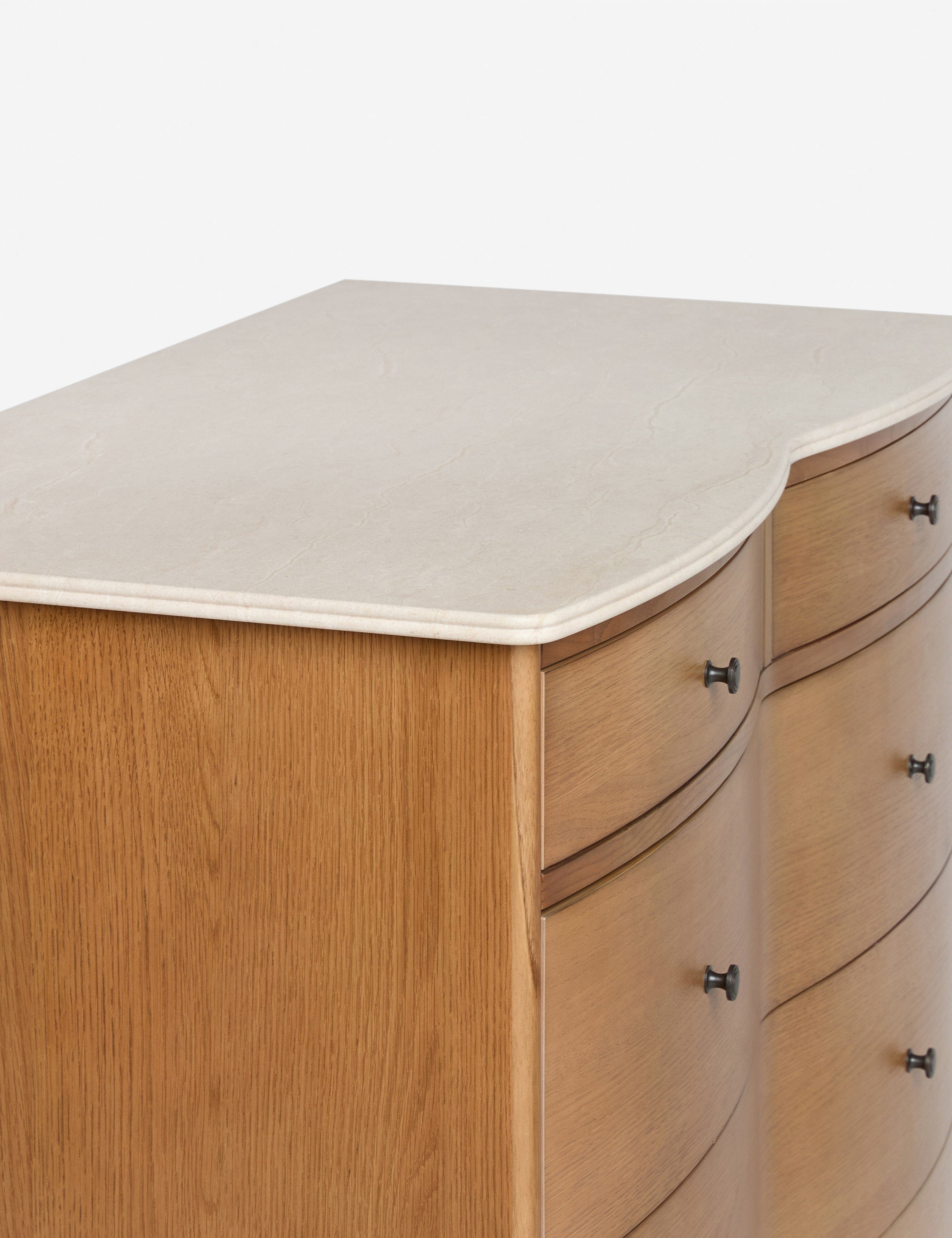 Commode - Dans un véritable style campagnard anglais, la commode de la collection exclusive pour Lulu and Georgia offre une structure en bois épurée