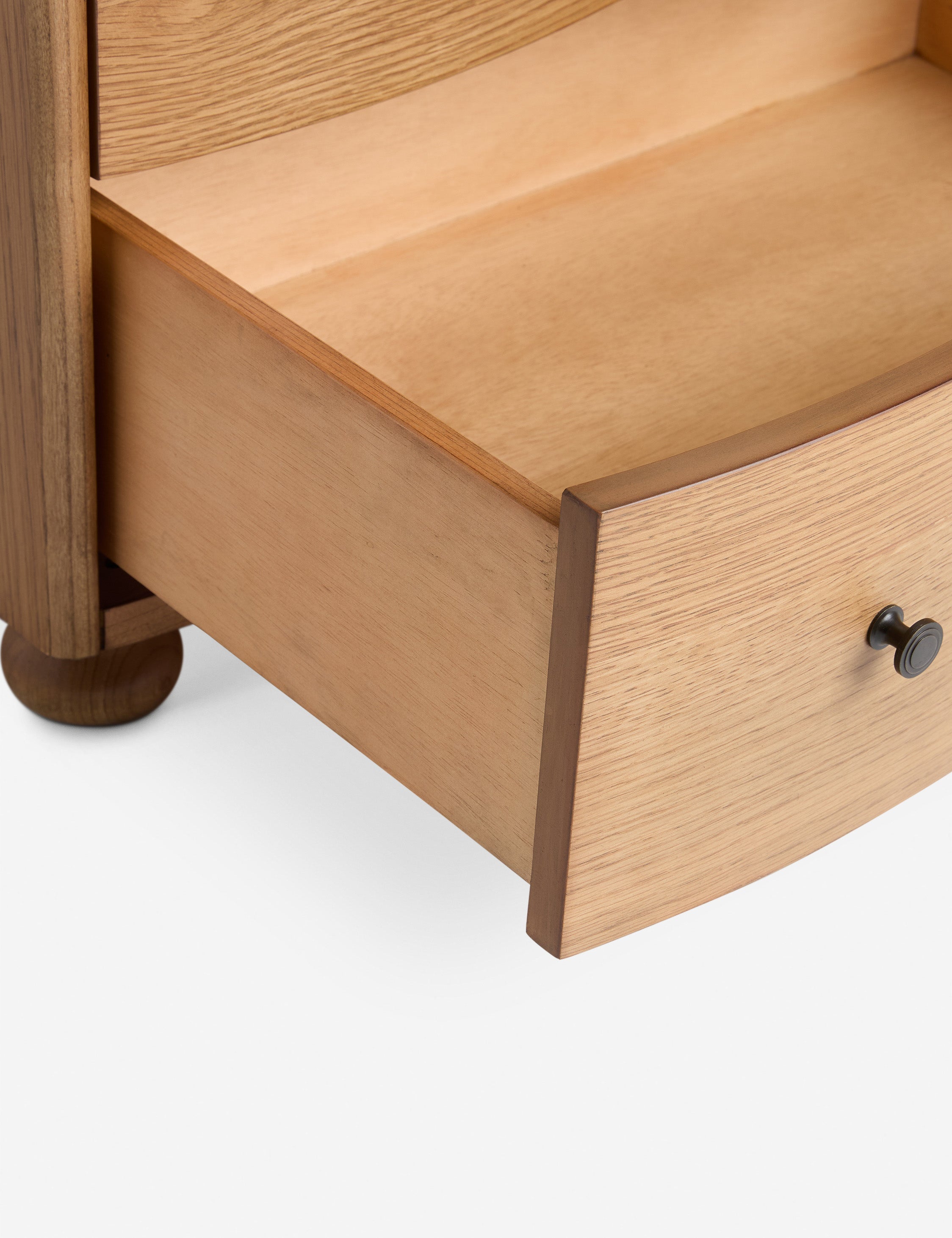 Table de chevet - Cette table de chevet est une réinterprétation raffinée de la table de chevet classique, tout en offrant un grand espace de rangement.