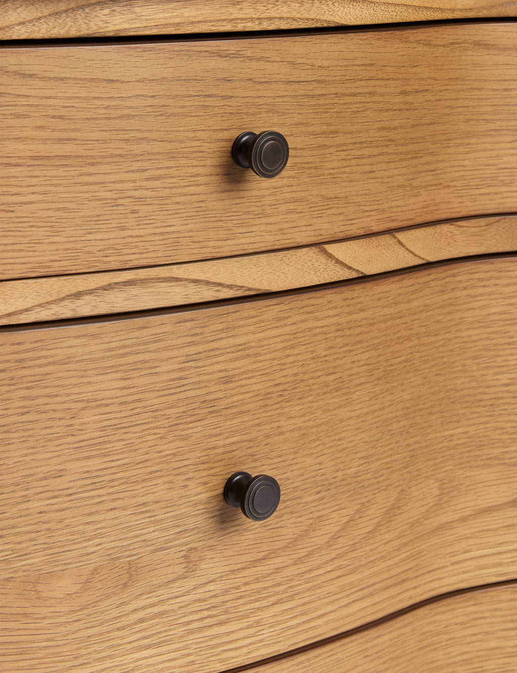Table de chevet - Cette table de chevet est une réinterprétation raffinée de la table de chevet classique, tout en offrant un grand espace de rangement.