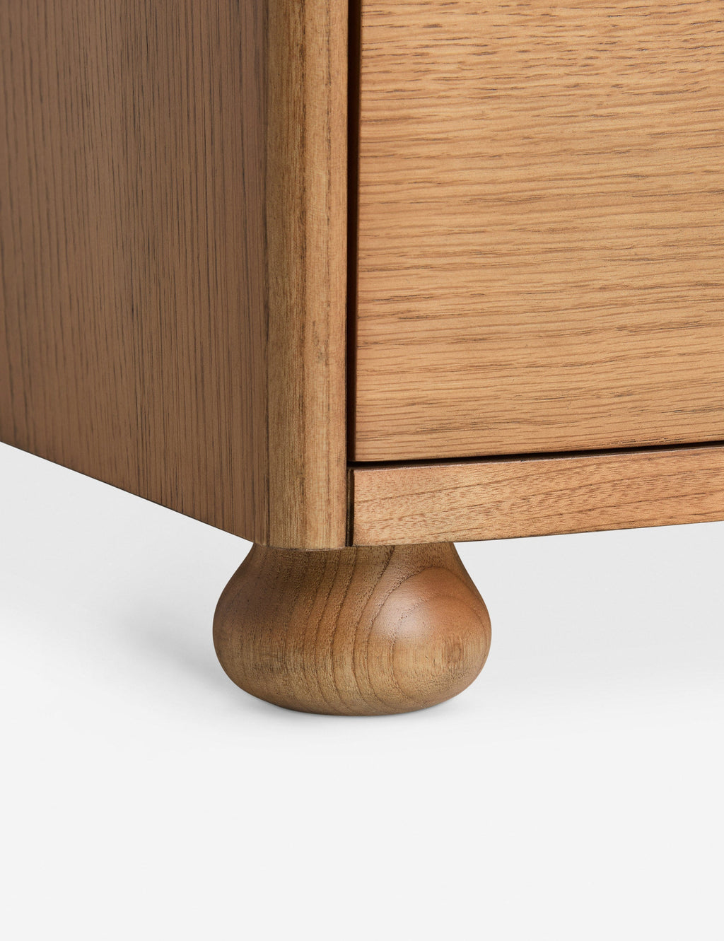 Table de chevet - Cette table de chevet est une réinterprétation raffinée de la table de chevet classique, tout en offrant un grand espace de rangement.