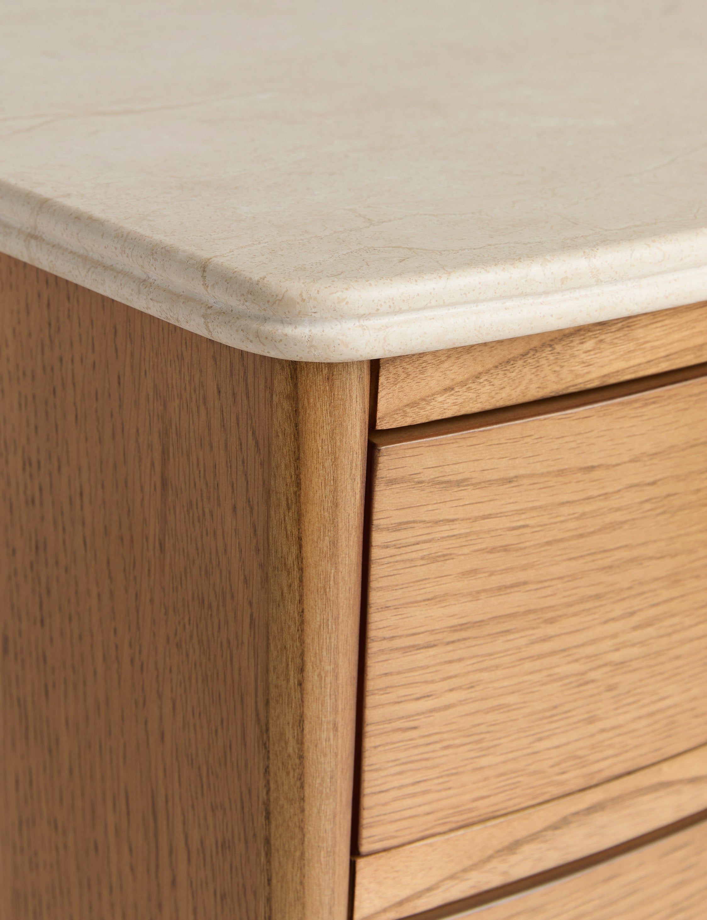 Table de chevet - Cette table de chevet est une réinterprétation raffinée de la table de chevet classique, tout en offrant un grand espace de rangement.