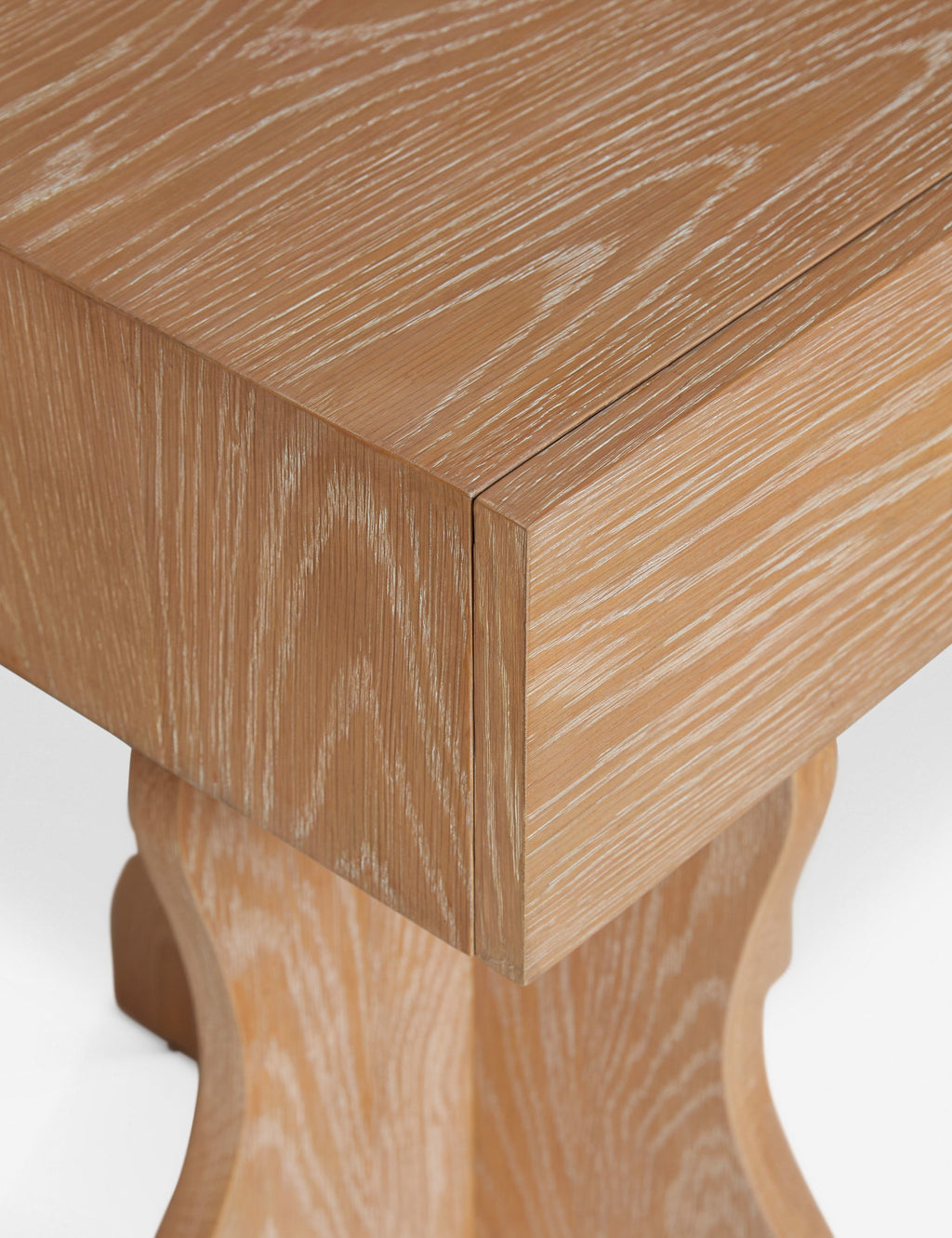 Table de chevet - La table de chevet apporte une touche sculpturale à la chambre