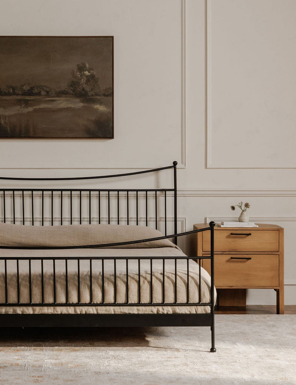 Lit plateforme – Des courbes gracieuses et des détails en fleuron confèrent à ce lit en fer un aspect intemporel et une sensibilité moderne, parfaits pour les intérieurs de style transitoire.