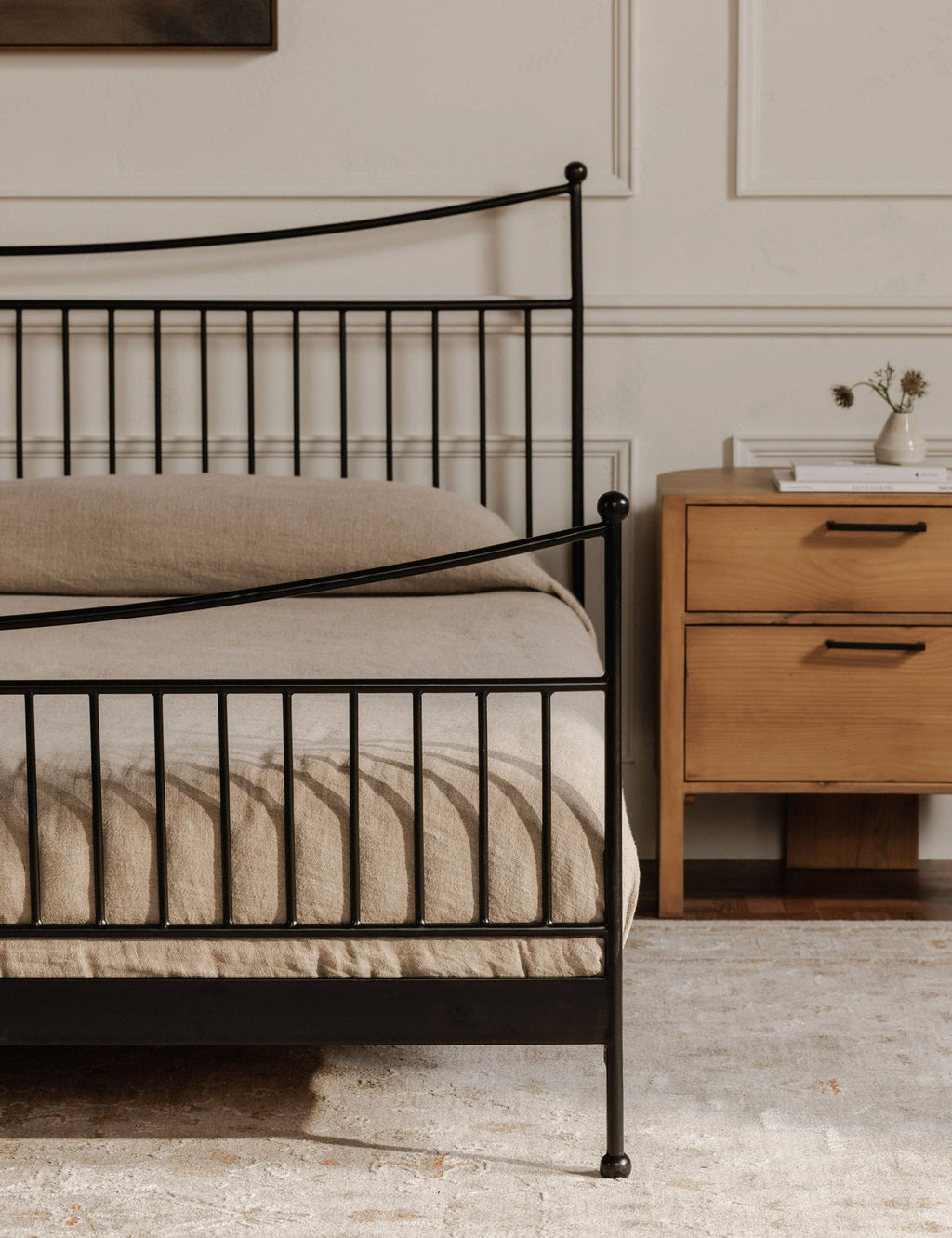 Lit plateforme – Des courbes gracieuses et des détails en fleuron confèrent à ce lit en fer un aspect intemporel et une sensibilité moderne, parfaits pour les intérieurs de style transitoire.