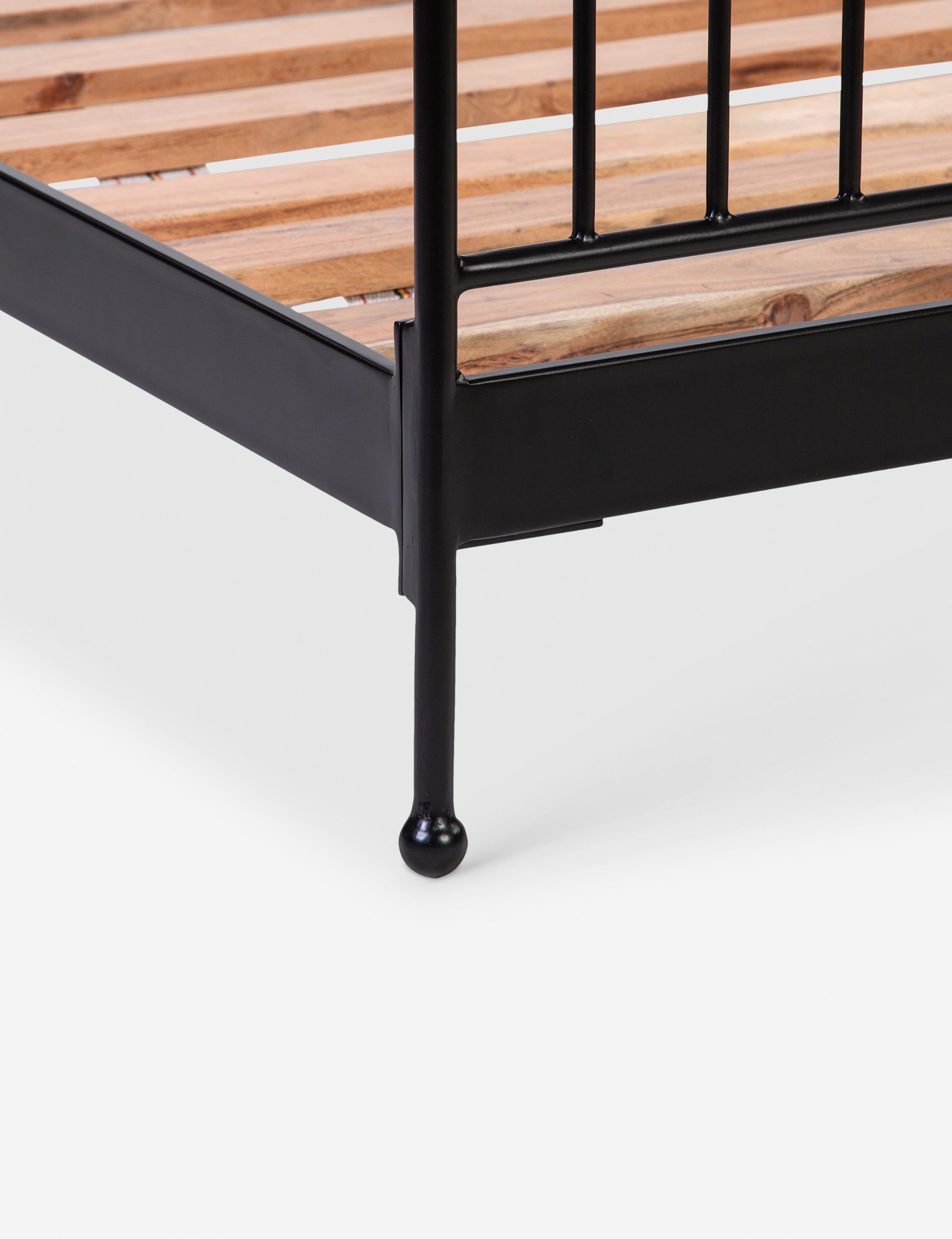 Lit plateforme – Des courbes gracieuses et des détails en fleuron confèrent à ce lit en fer un aspect intemporel et une sensibilité moderne, parfaits pour les intérieurs de style transitoire.
