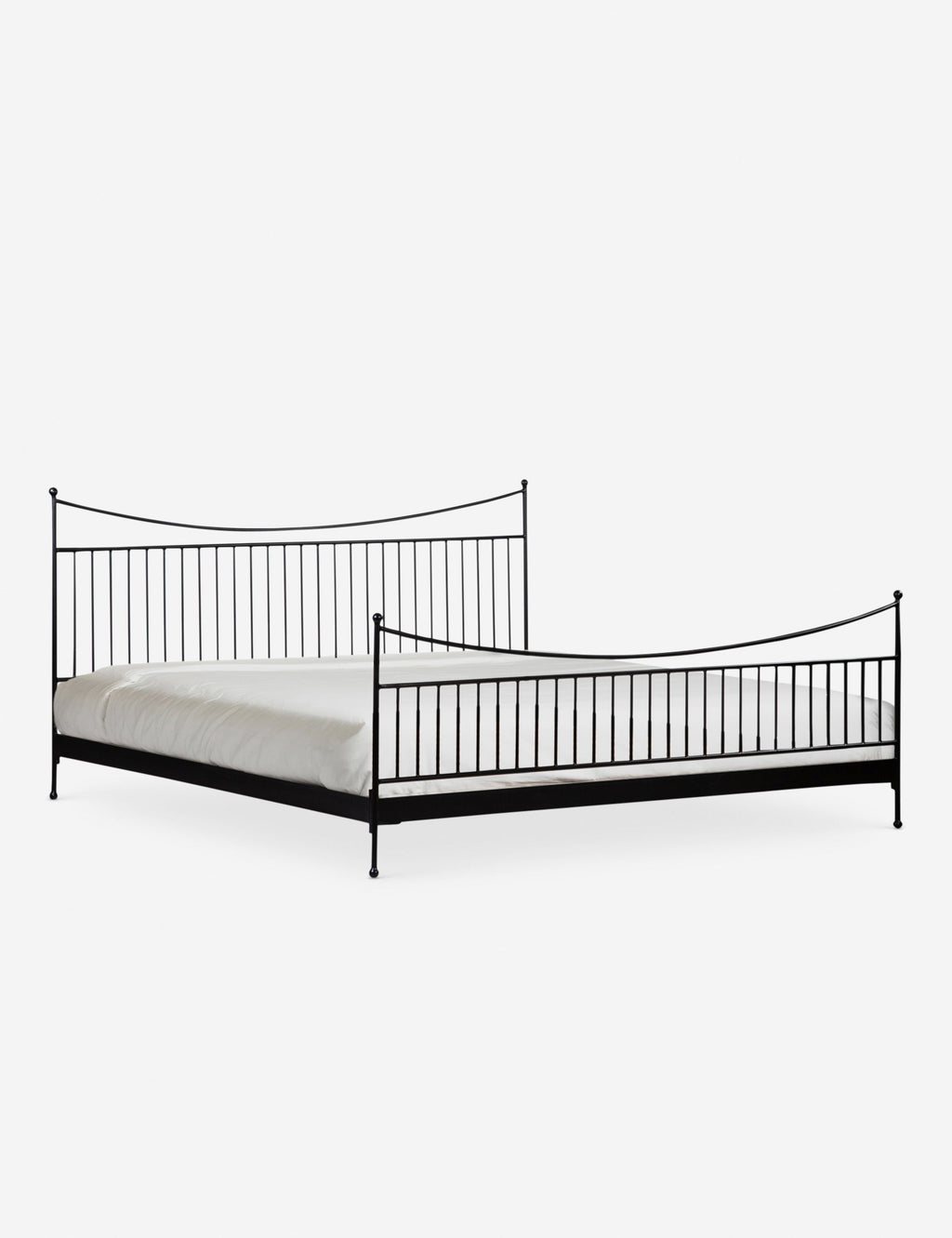Lit plateforme – Des courbes gracieuses et des détails en fleuron confèrent à ce lit en fer un aspect intemporel et une sensibilité moderne, parfaits pour les intérieurs de style transitoire.
