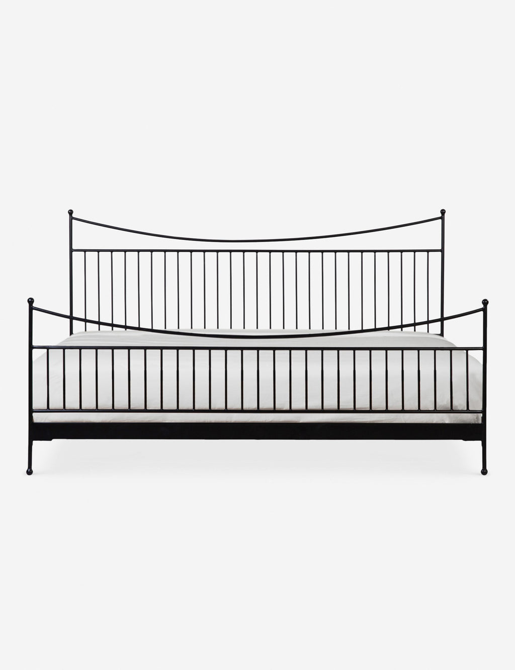 Lit plateforme – Des courbes gracieuses et des détails en fleuron confèrent à ce lit en fer un aspect intemporel et une sensibilité moderne, parfaits pour les intérieurs de style transitoire.