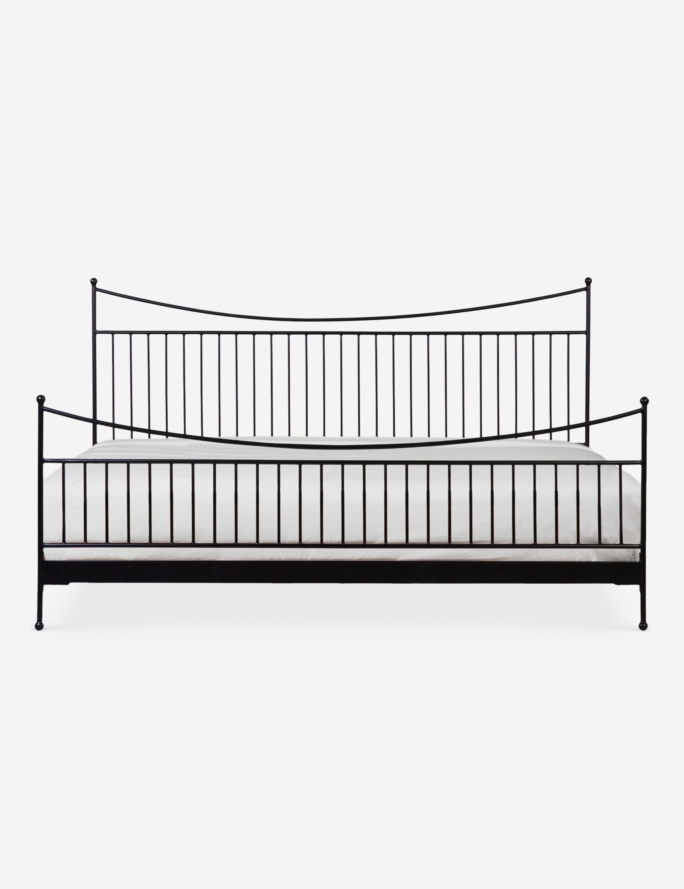 Lit plateforme – Des courbes gracieuses et des détails en fleuron confèrent à ce lit en fer un aspect intemporel et une sensibilité moderne, parfaits pour les intérieurs de style transitoire.