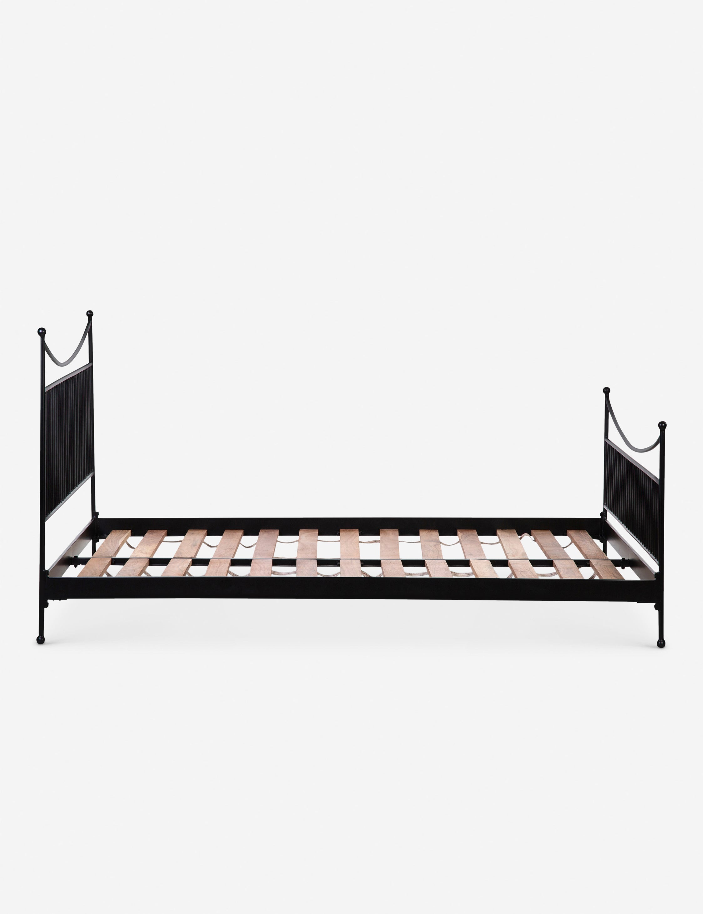Lit plateforme – Des courbes gracieuses et des détails en fleuron confèrent à ce lit en fer un aspect intemporel et une sensibilité moderne, parfaits pour les intérieurs de style transitoire.
