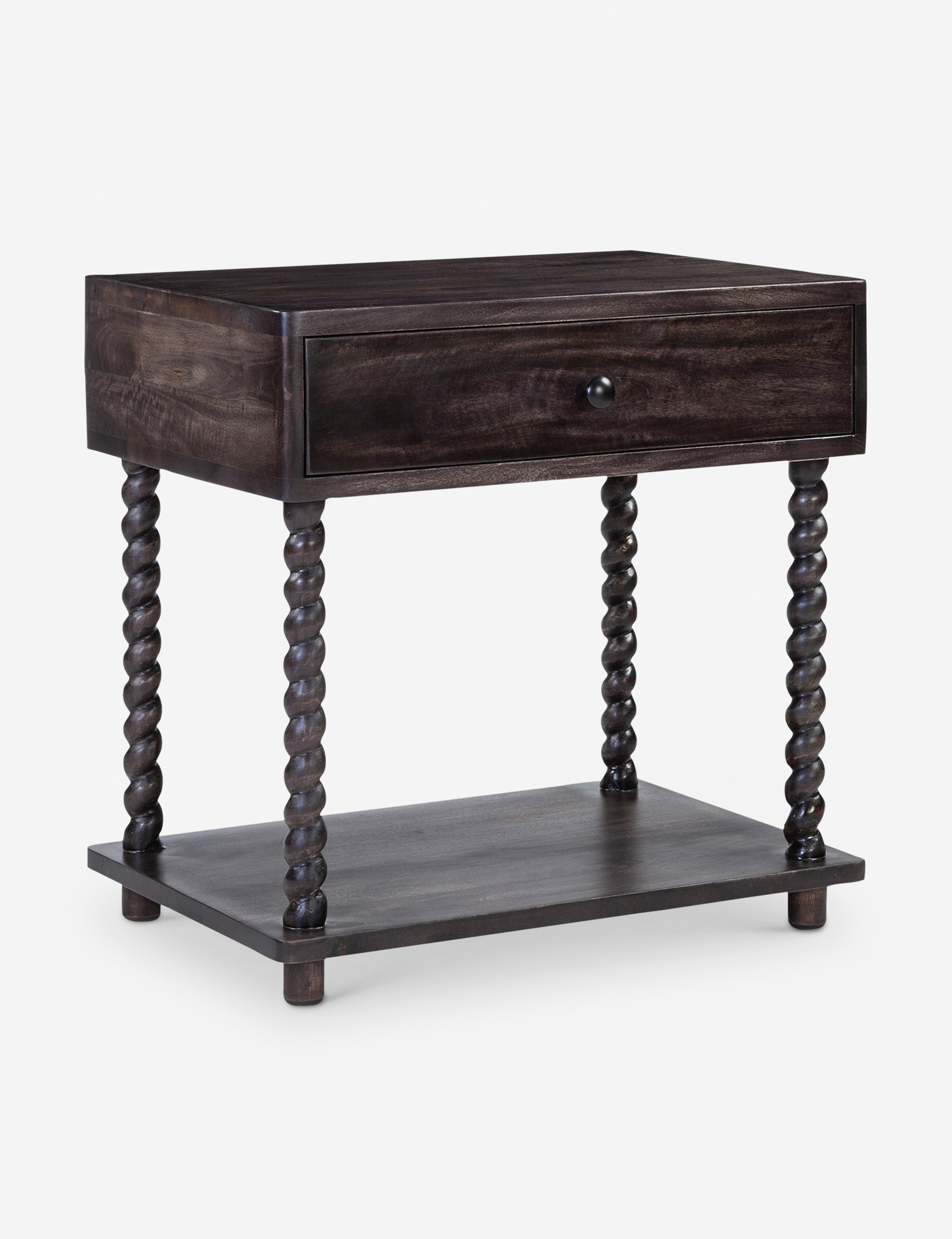 Table de chevet - Avec ses lignes à la fois ornées et épurées, la table de chevet Bea rend hommage à la tradition avec ses pieds finement tournés et sa riche finition en bois.
