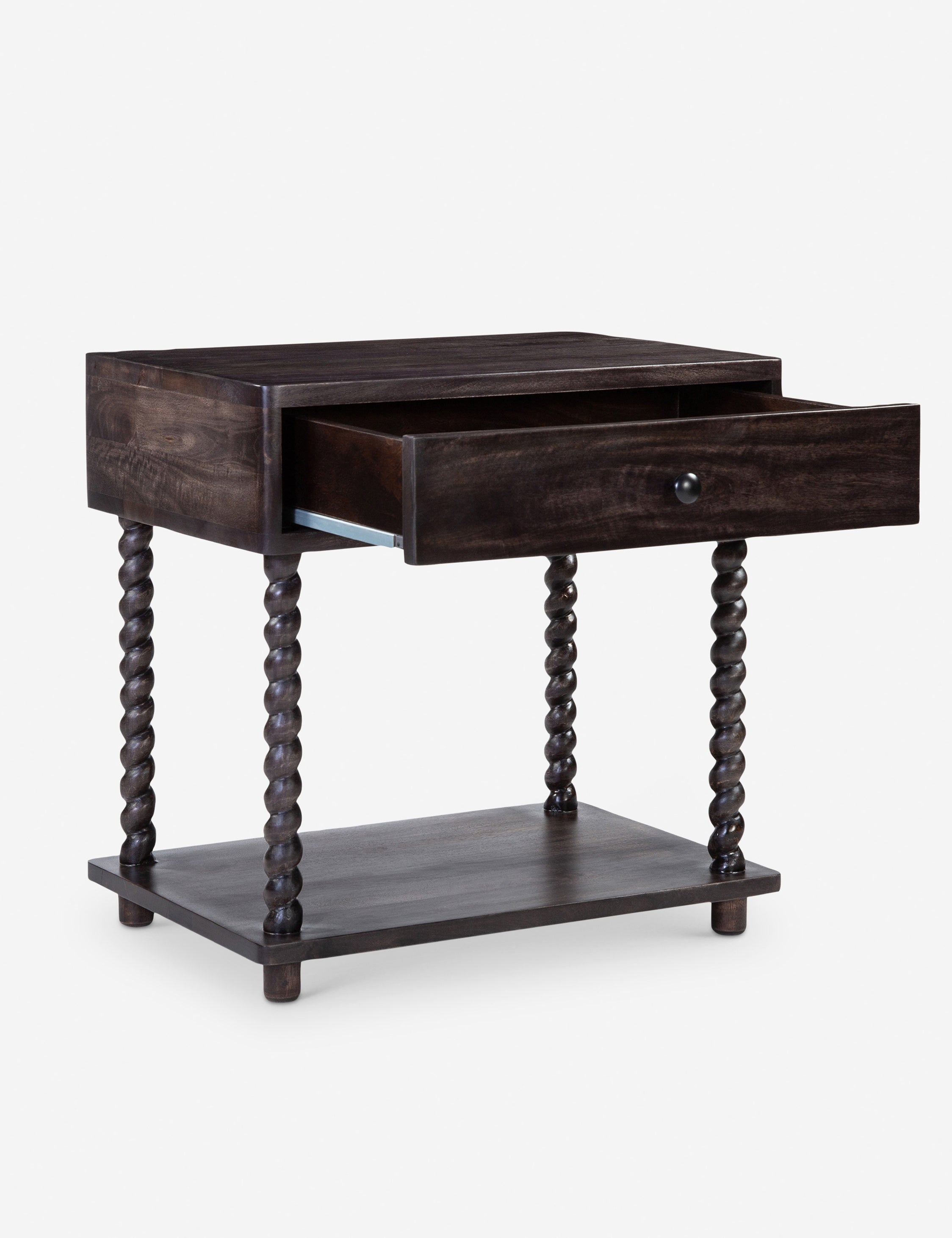 Table de chevet - Avec ses lignes à la fois ornées et épurées, la table de chevet Bea rend hommage à la tradition avec ses pieds finement tournés et sa riche finition en bois.