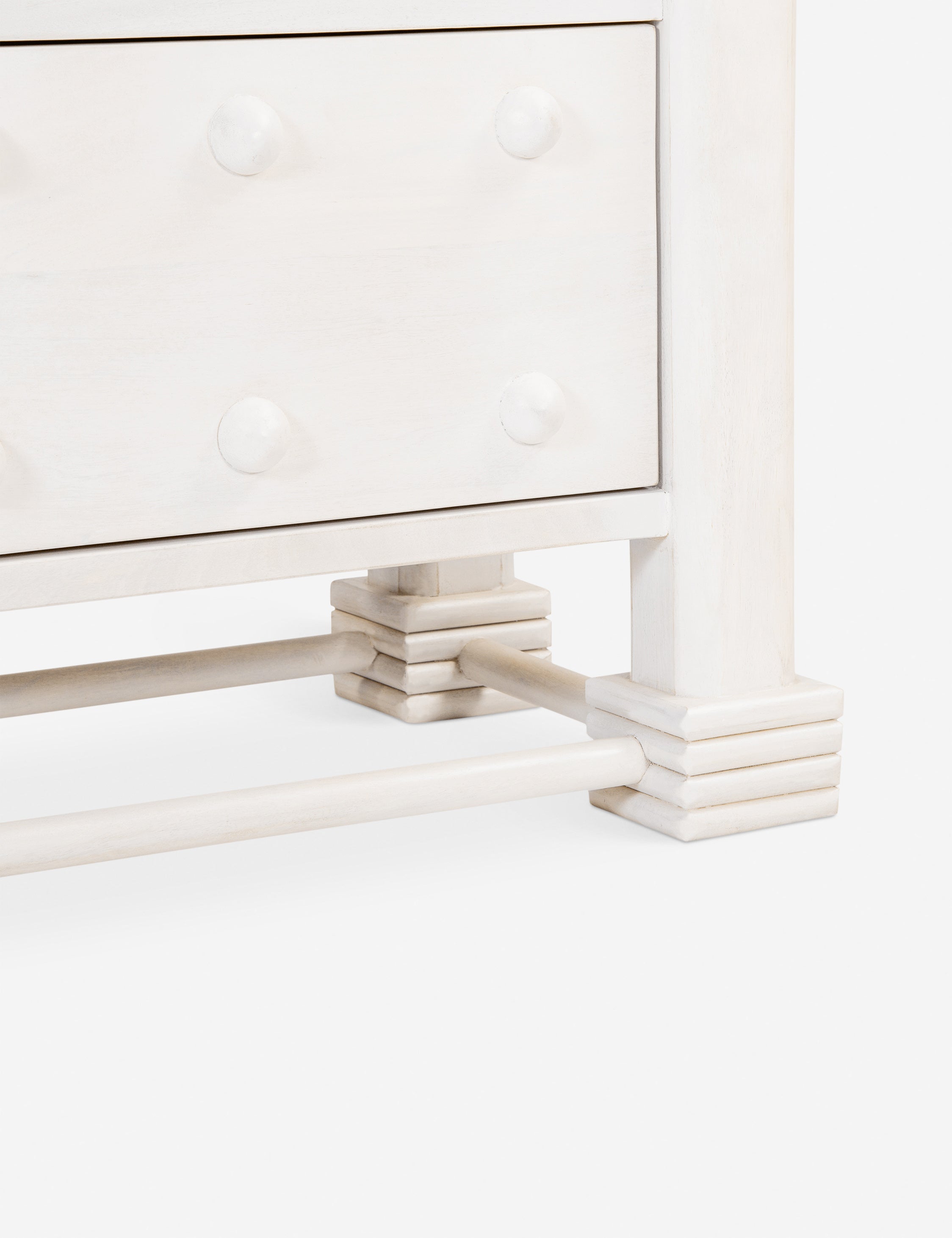 Table de chevet - La table de chevet présente une silhouette trapue de style français et des motifs de boutons.