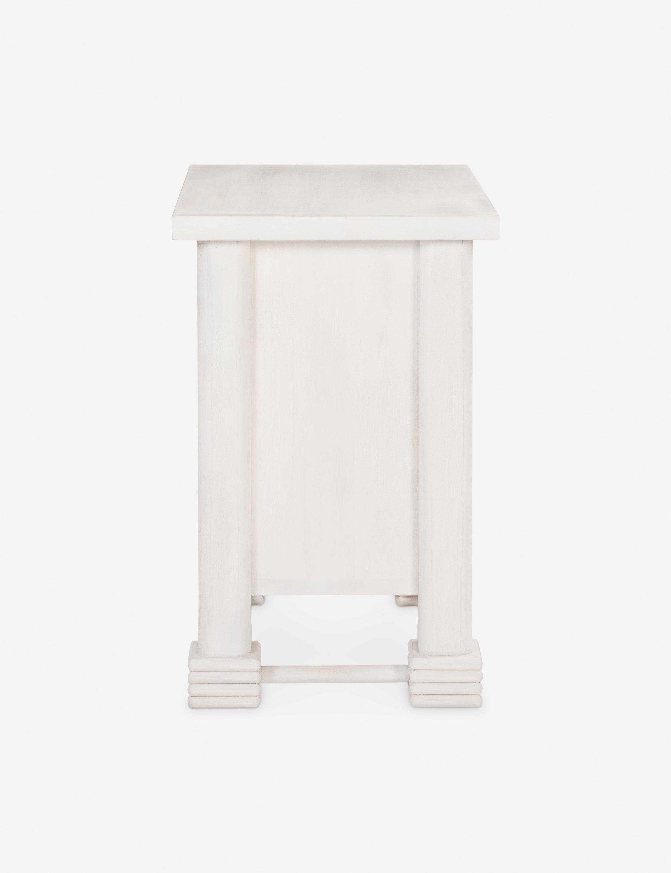 Table de chevet - La table de chevet présente une silhouette trapue de style français et des motifs de boutons.