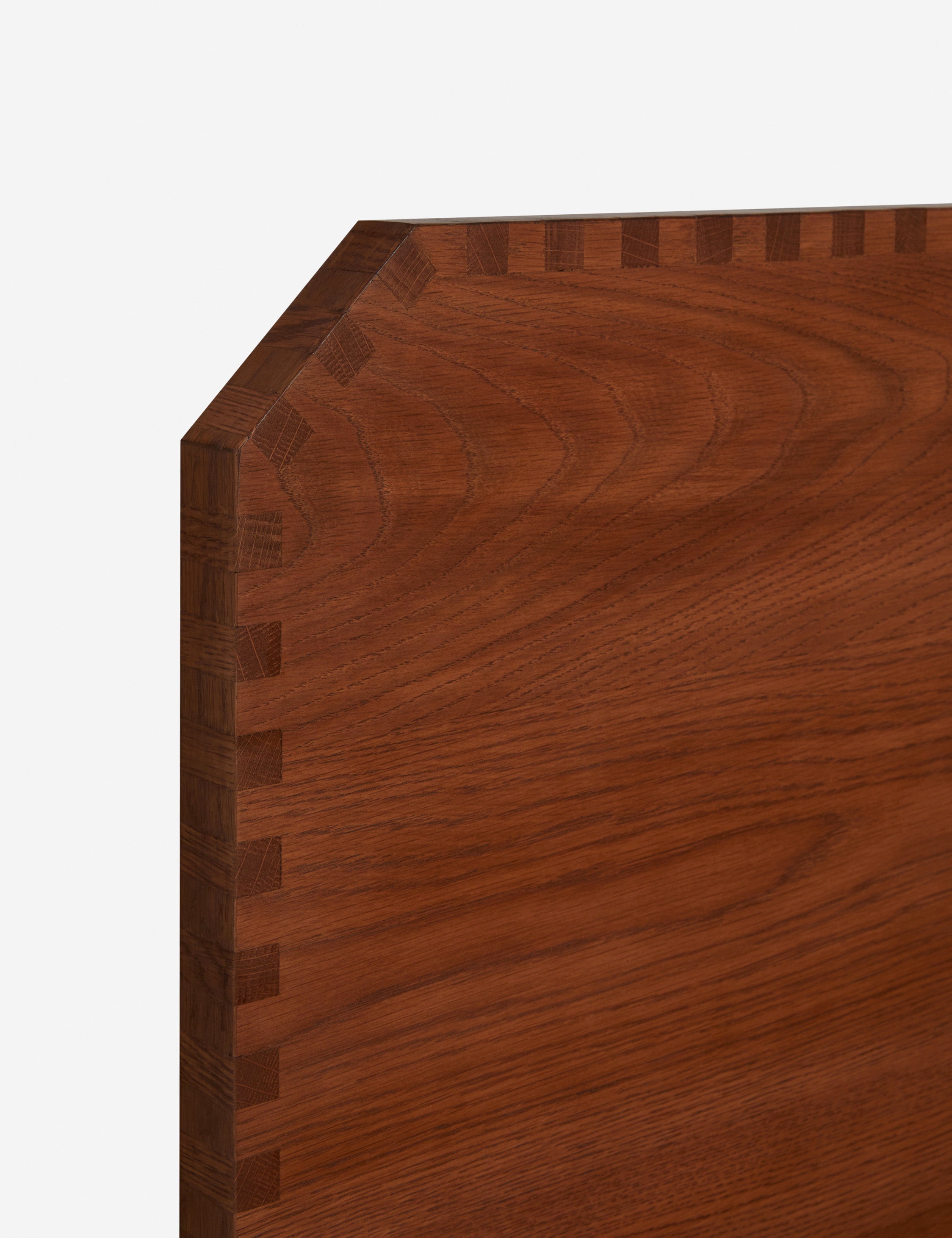 Lit - Avec un cadre entièrement en bois, le lit met en valeur l'intégrité du matériau et la qualité de l'artisanat