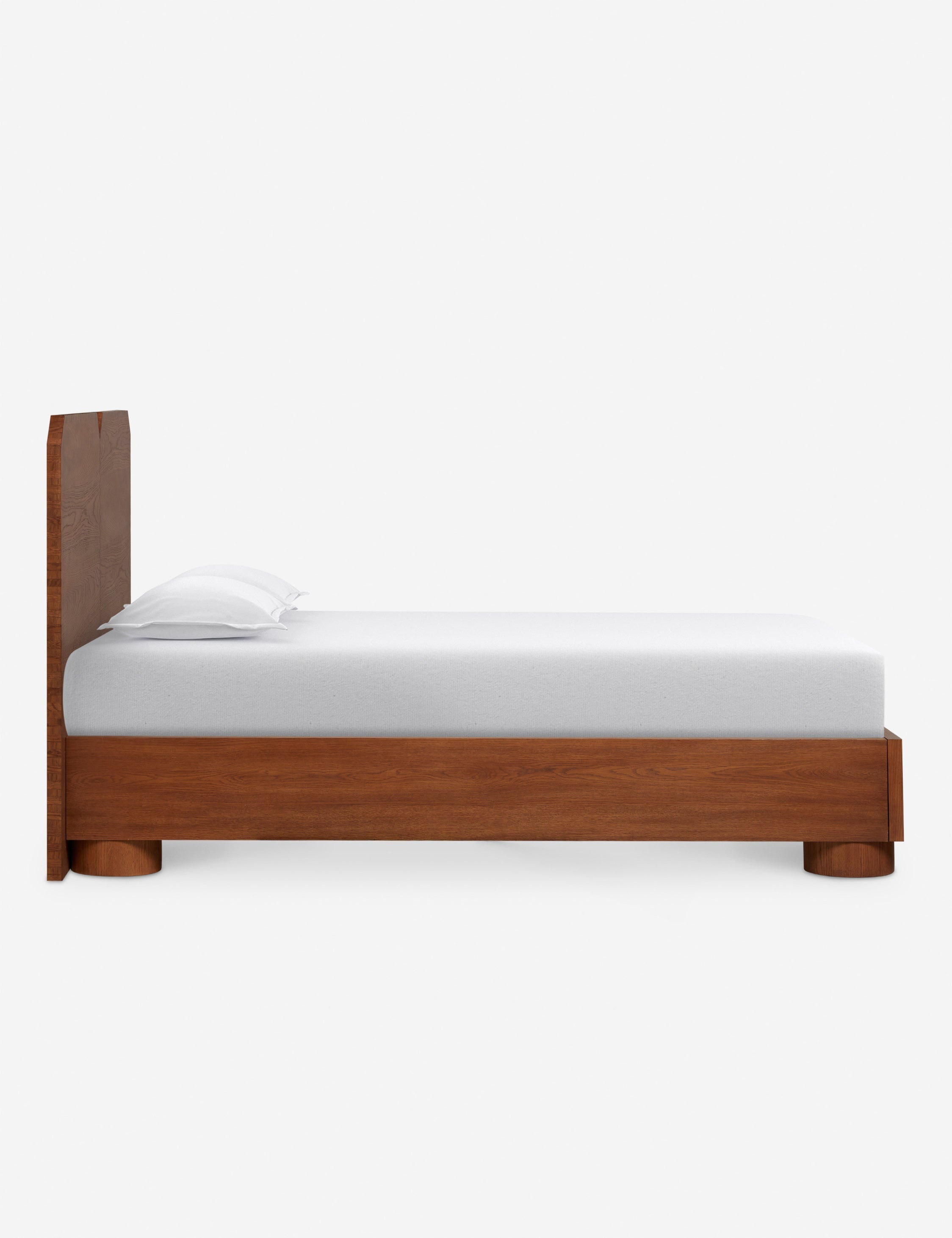 Lit - Avec un cadre entièrement en bois, le lit met en valeur l'intégrité du matériau et la qualité de l'artisanat