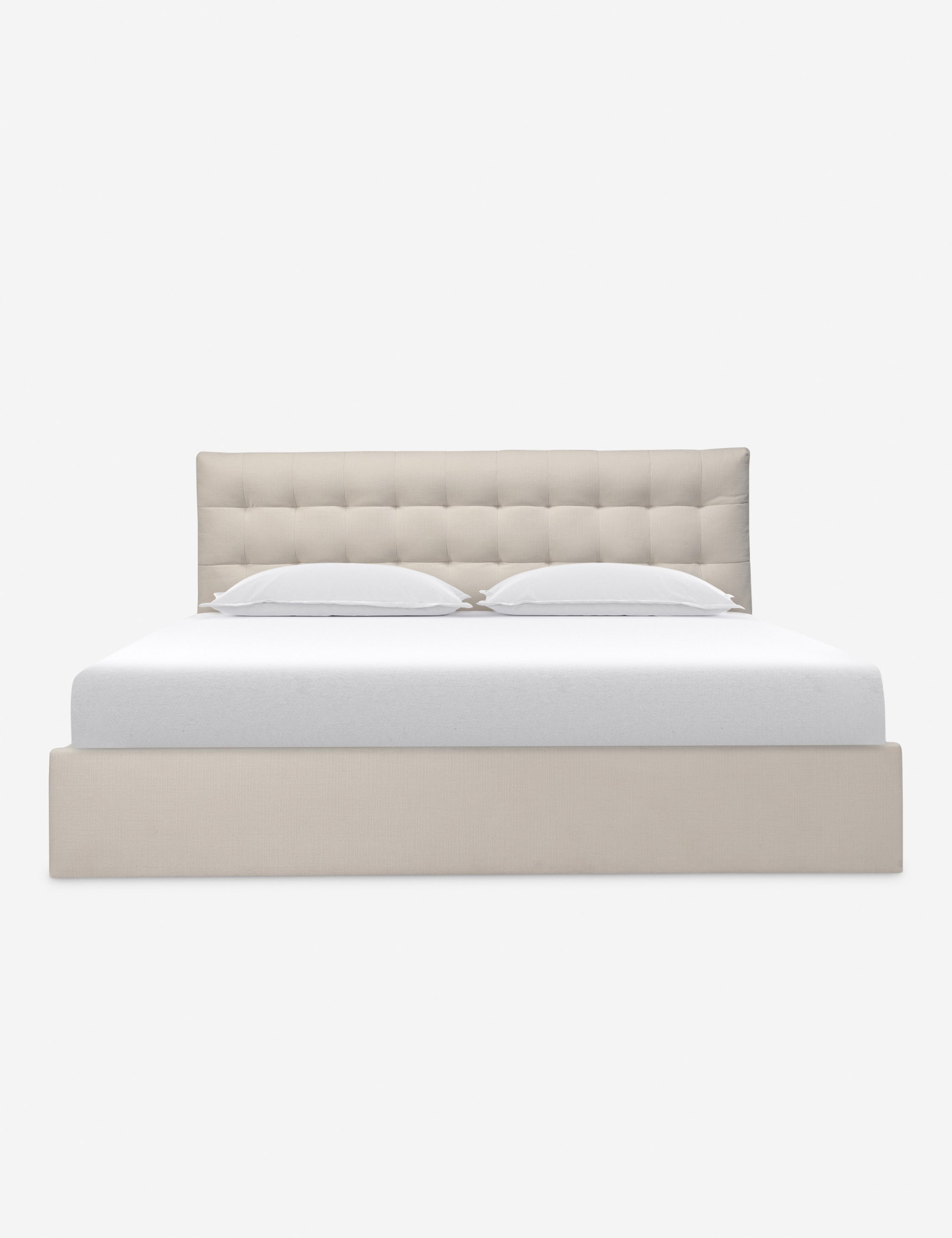 Lit Plateforme - Une tête de lit rembourrée donne au lit son aspect distinctif, structuré mais doux, avec un détail capitonné subtil qui se lit comme une confection