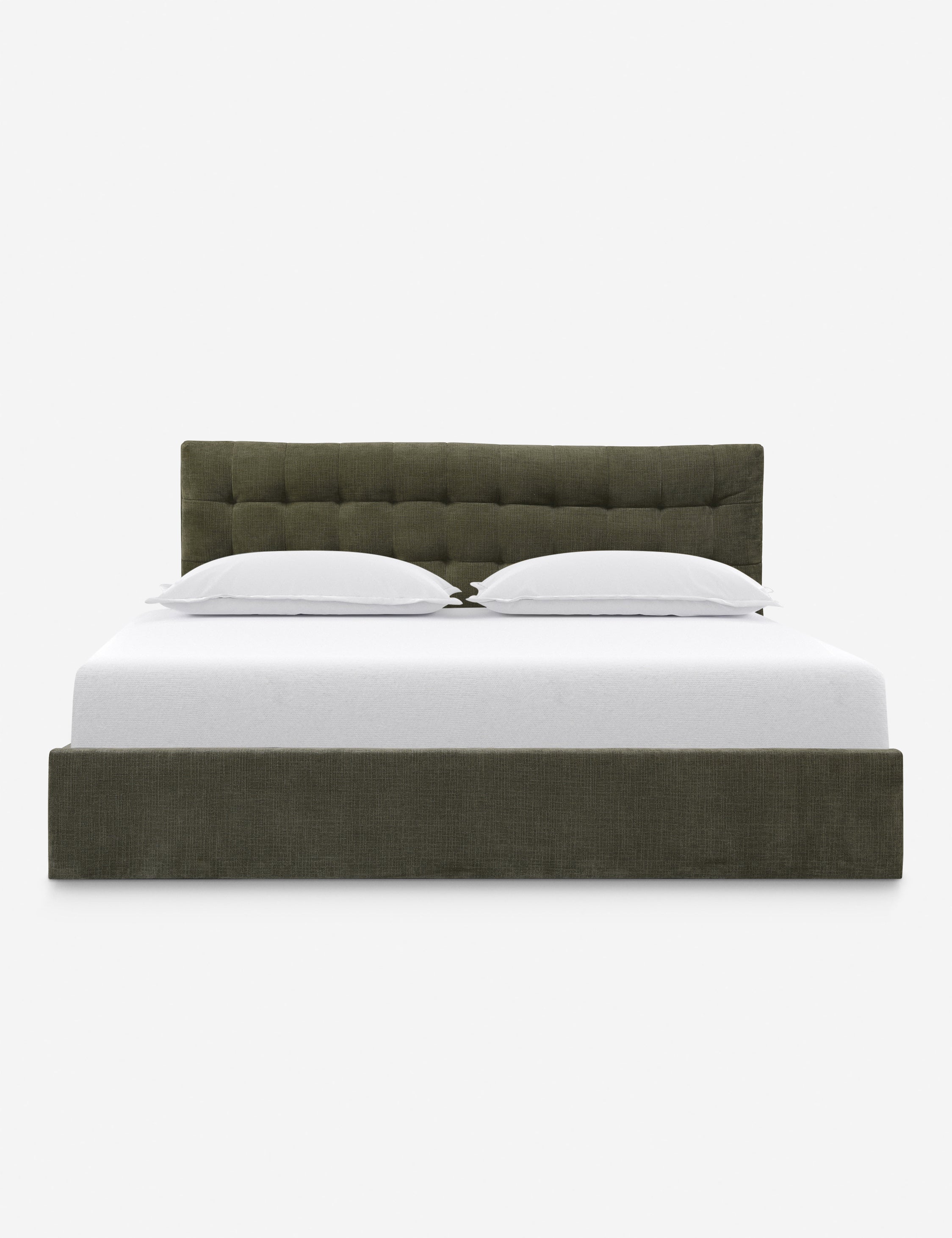 Lit Plateforme - Une tête de lit rembourrée donne au lit son aspect distinctif, structuré mais doux, avec un détail capitonné subtil qui se lit comme une confection