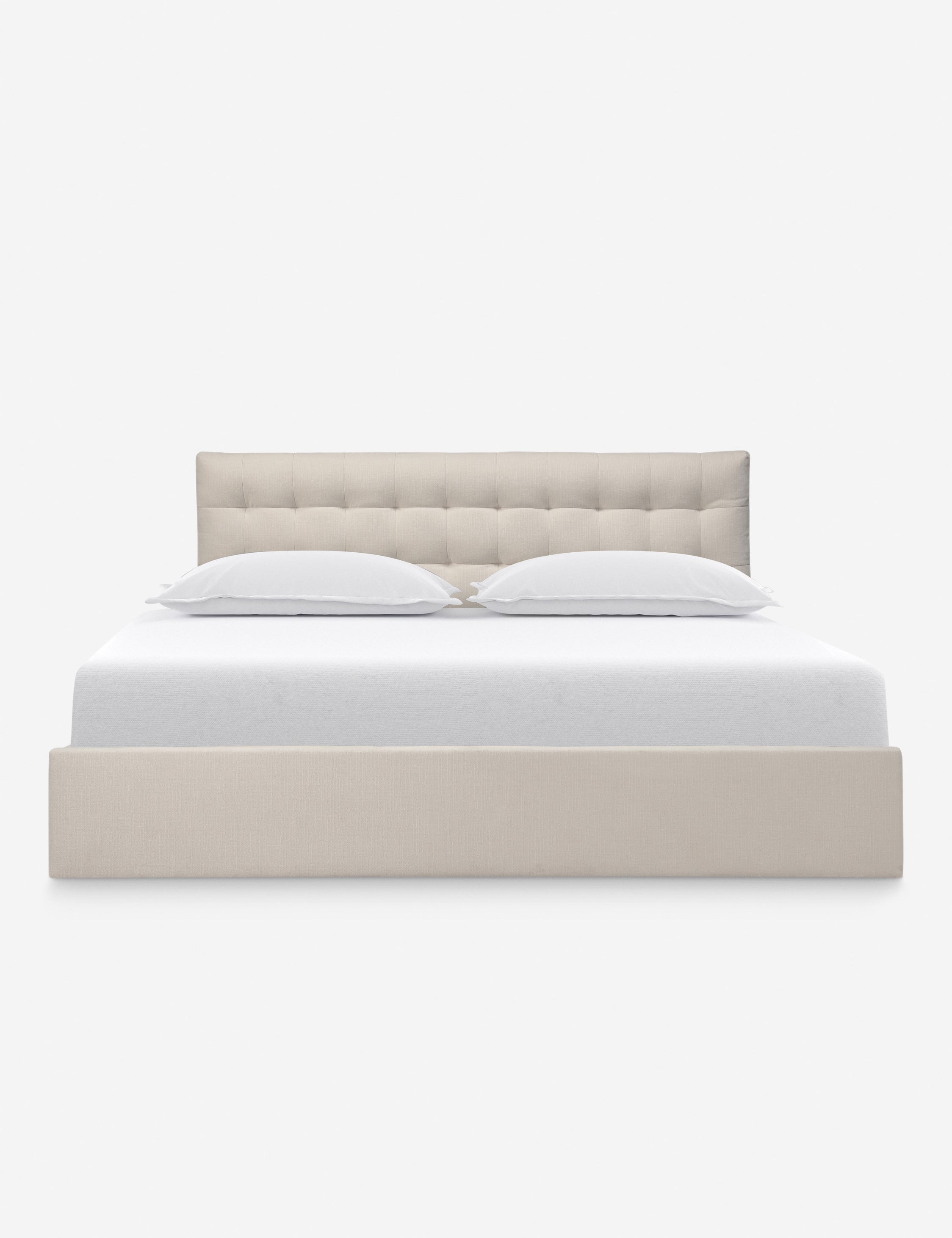 Lit Plateforme - Une tête de lit rembourrée donne au lit son aspect distinctif, structuré mais doux, avec un détail capitonné subtil qui se lit comme une confection