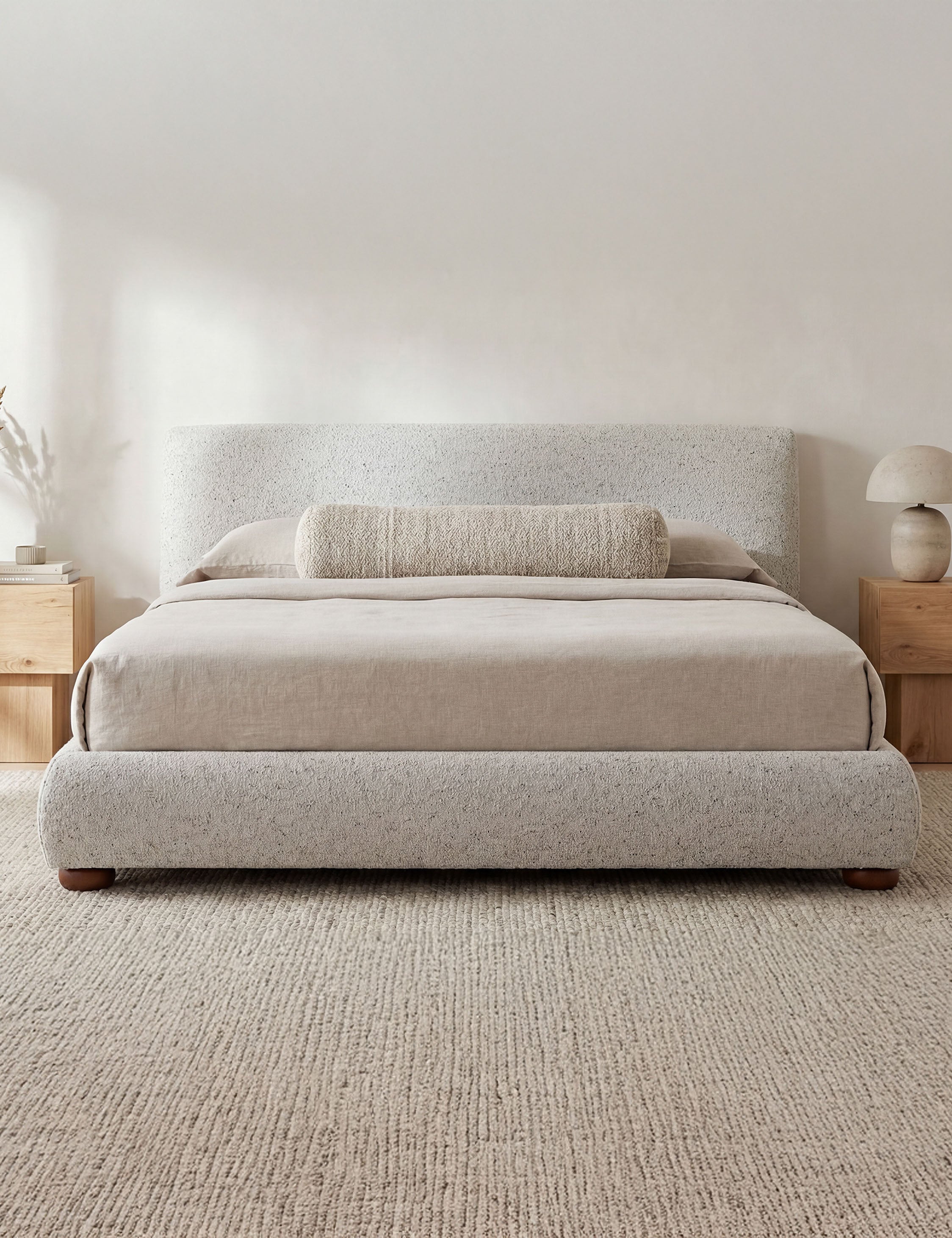 Lit - Le lit offre un impact doux avec une tête de lit délicatement arrondie et des pieds ludiques en forme de bun
