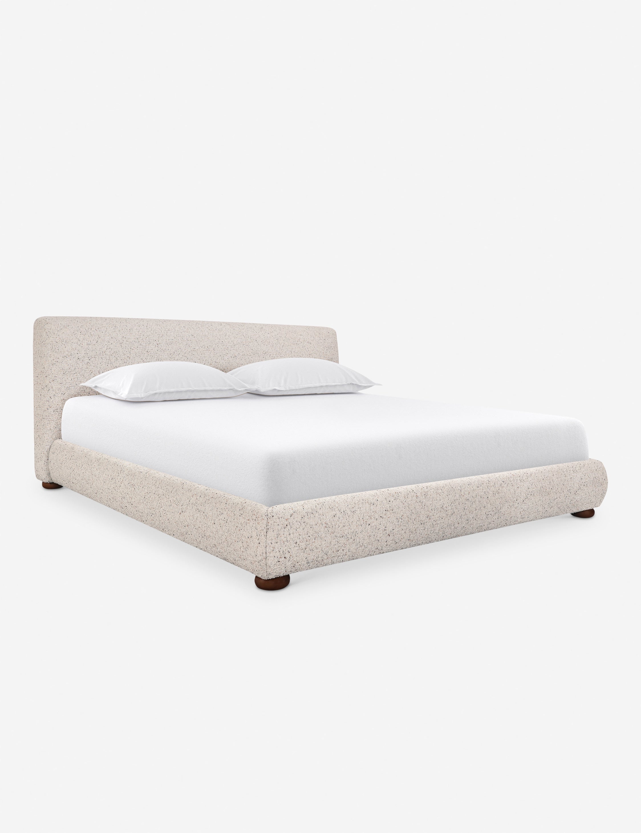 Lit - Le lit offre un impact doux avec une tête de lit délicatement arrondie et des pieds ludiques en forme de bun