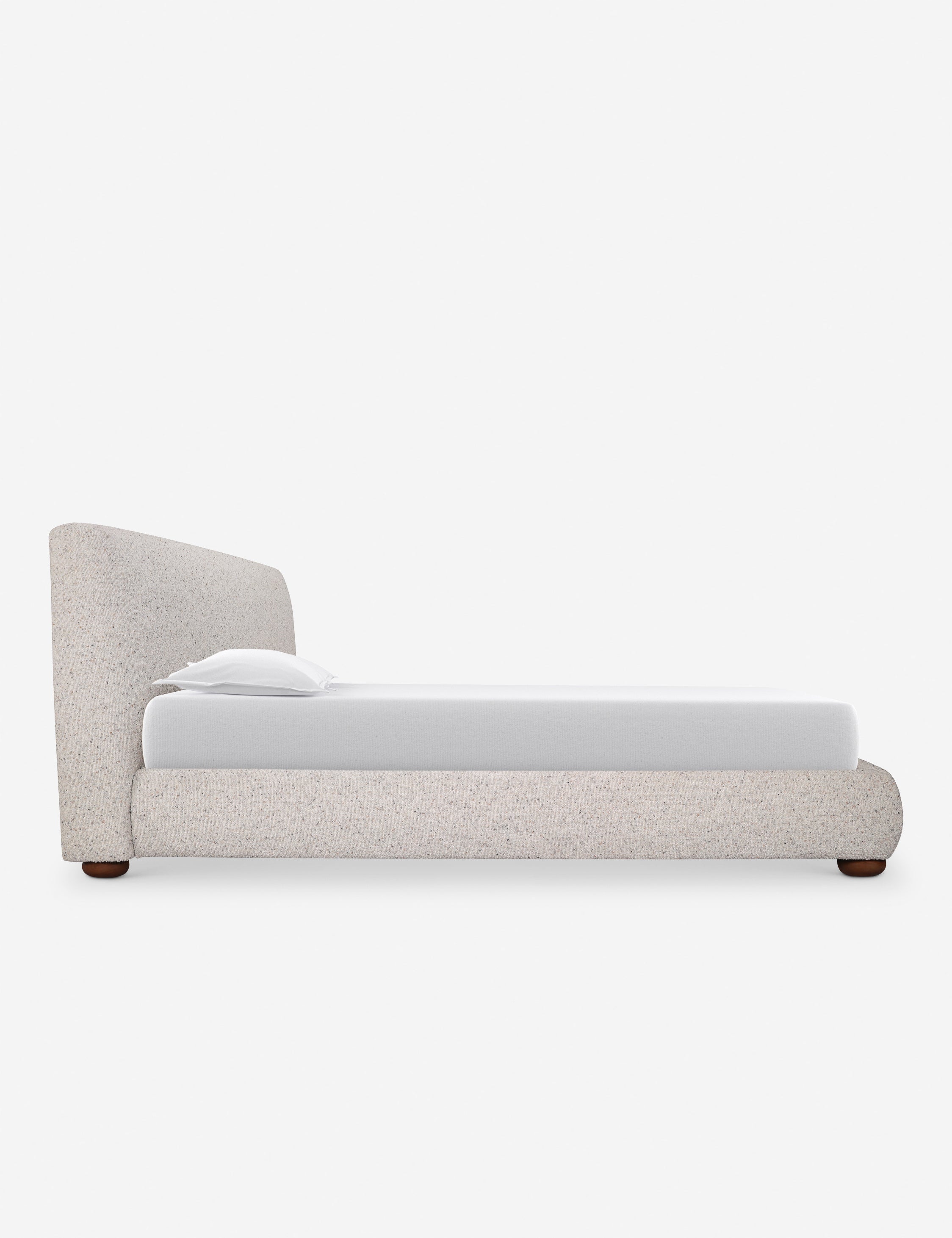 Lit - Le lit offre un impact doux avec une tête de lit délicatement arrondie et des pieds ludiques en forme de bun