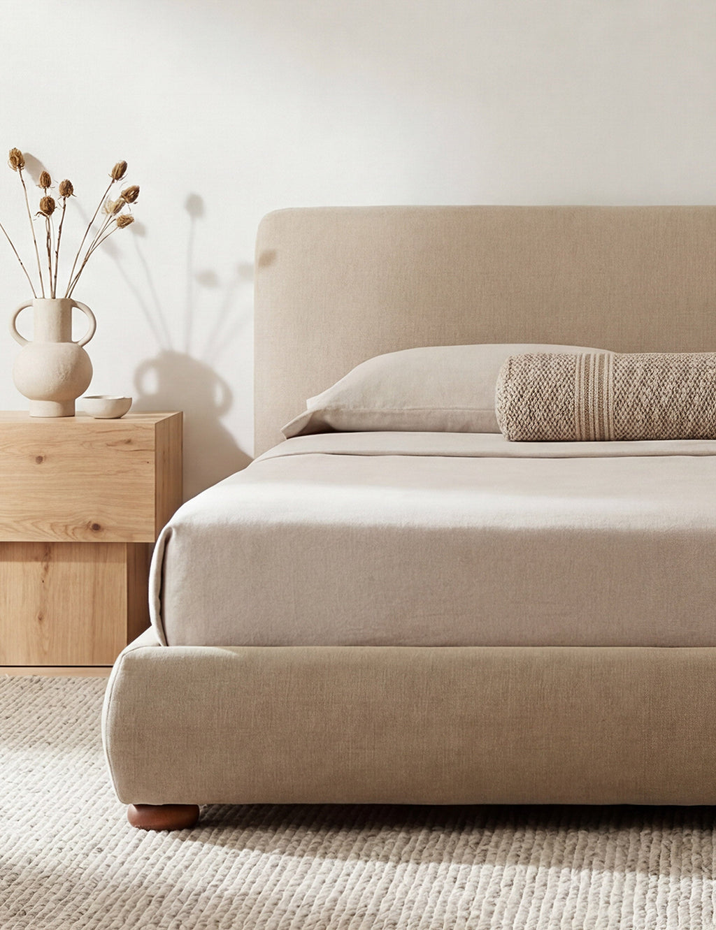 Lit - Le lit offre un impact doux avec une tête de lit délicatement arrondie et des pieds ludiques en forme de bun