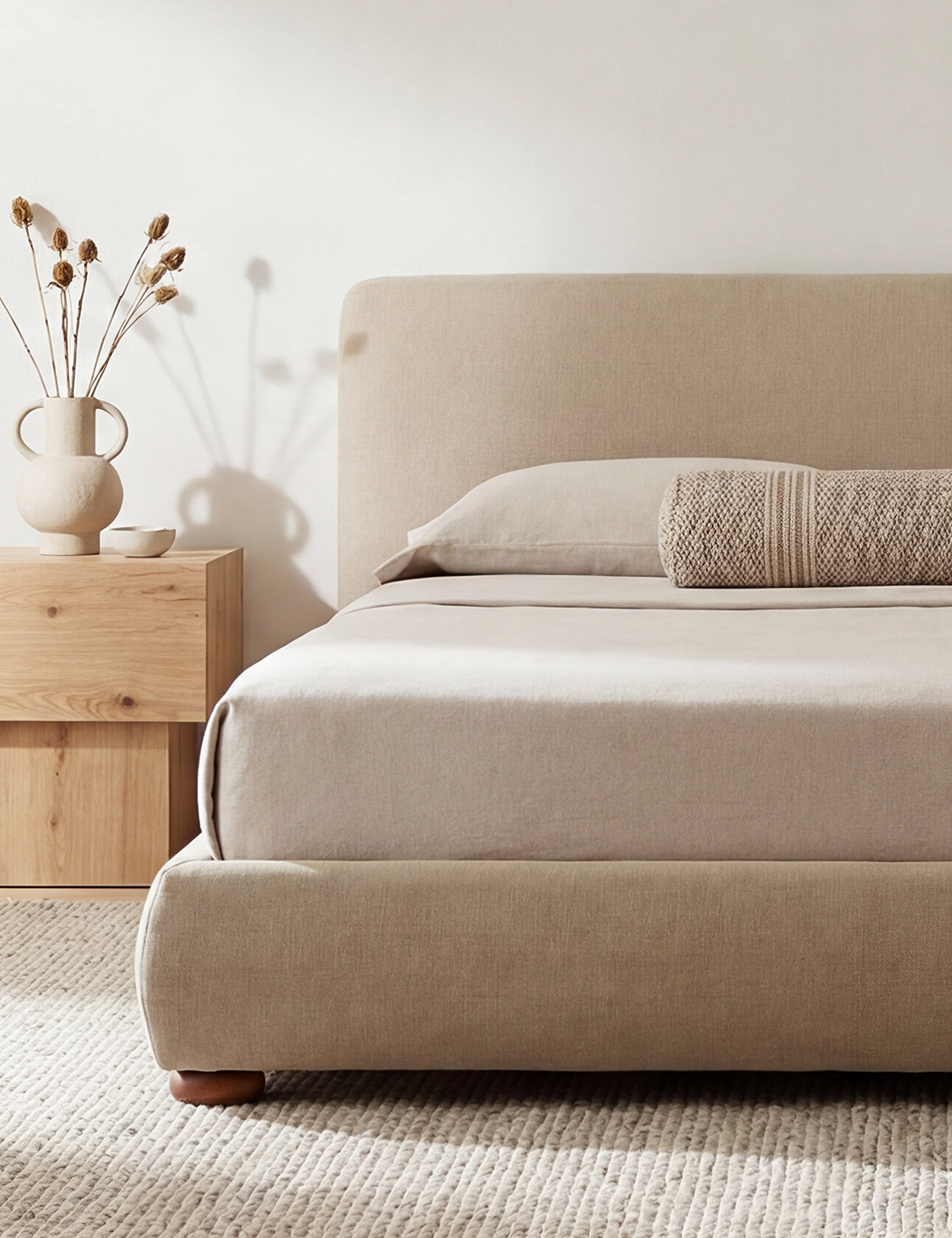 Lit - Le lit offre un impact doux avec une tête de lit délicatement arrondie et des pieds ludiques en forme de bun
