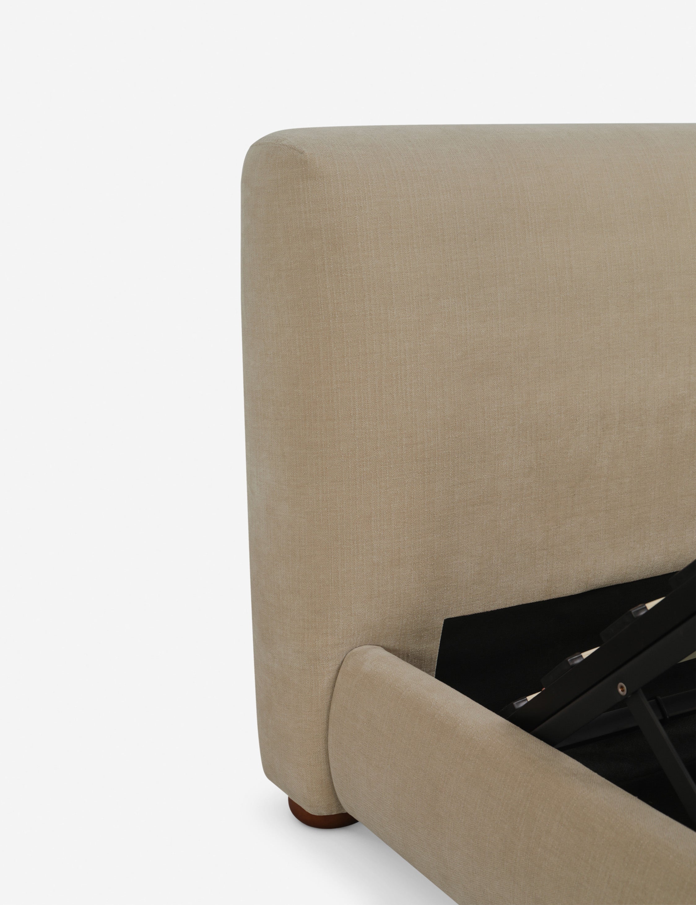 Lit - Le lit offre un impact doux avec une tête de lit délicatement arrondie et des pieds ludiques en forme de bun