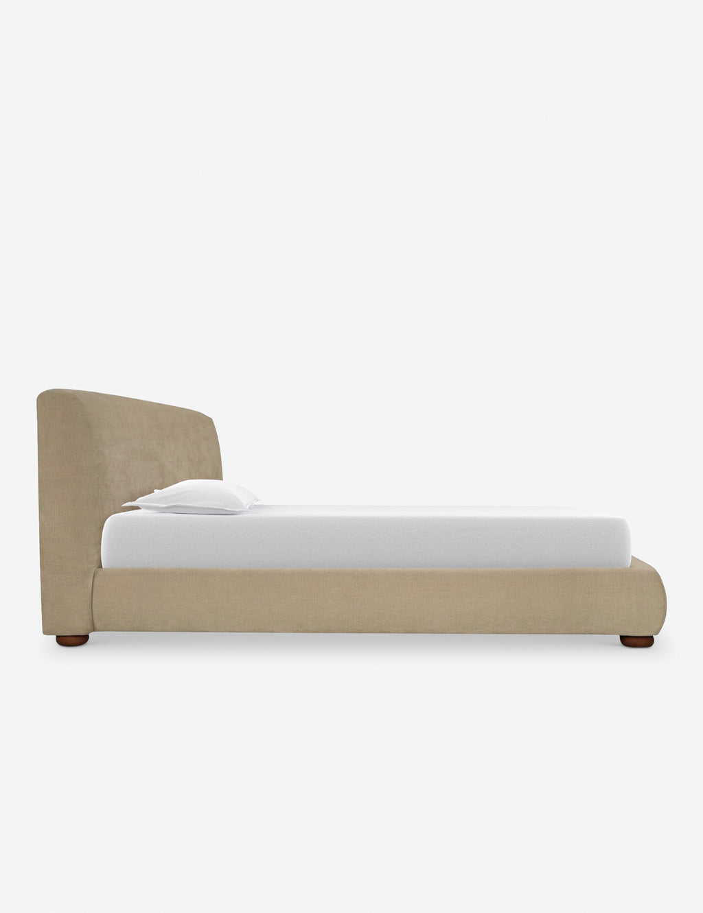 Lit - Le lit offre un impact doux avec une tête de lit délicatement arrondie et des pieds ludiques en forme de bun