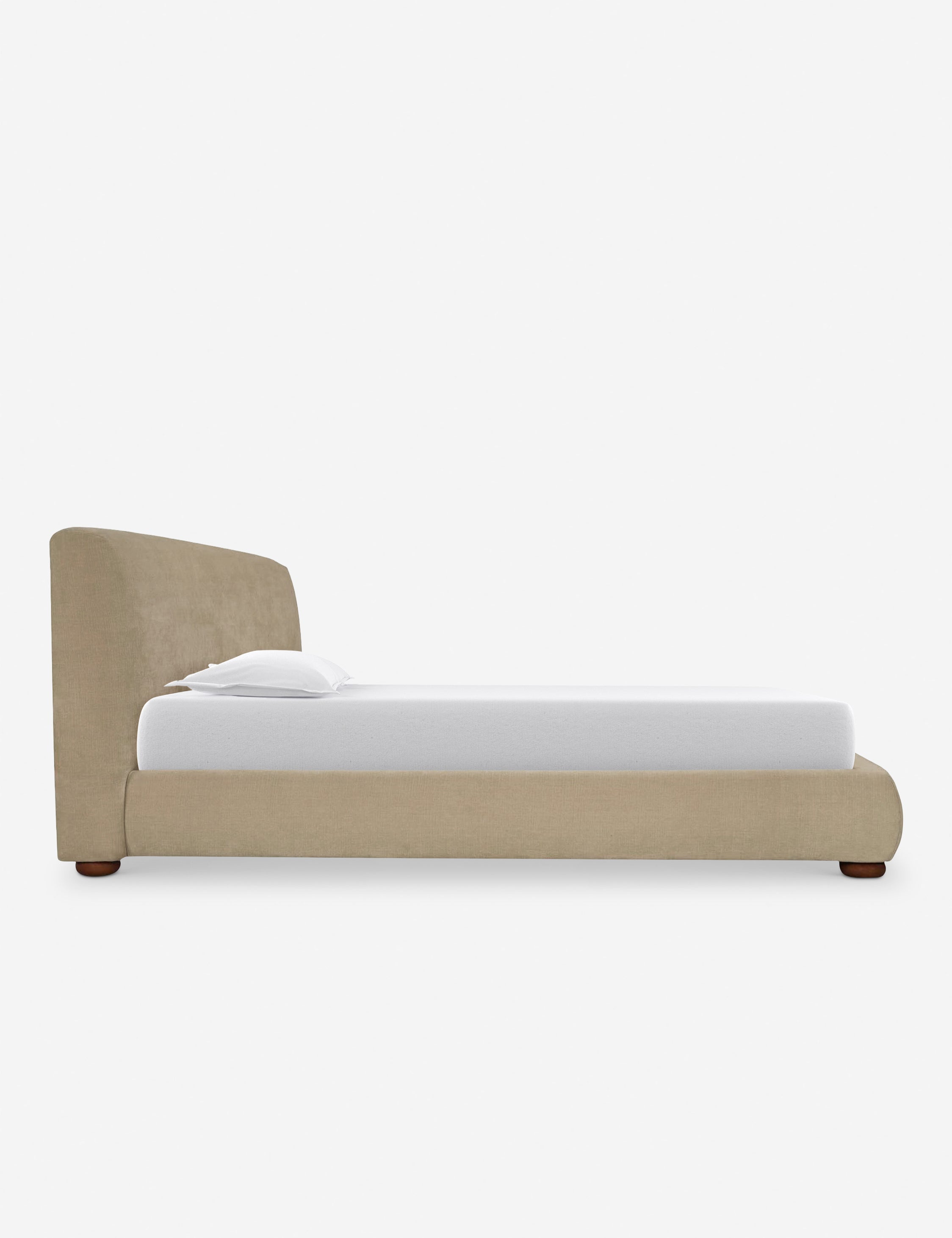 Lit - Le lit offre un impact doux avec une tête de lit délicatement arrondie et des pieds ludiques en forme de bun